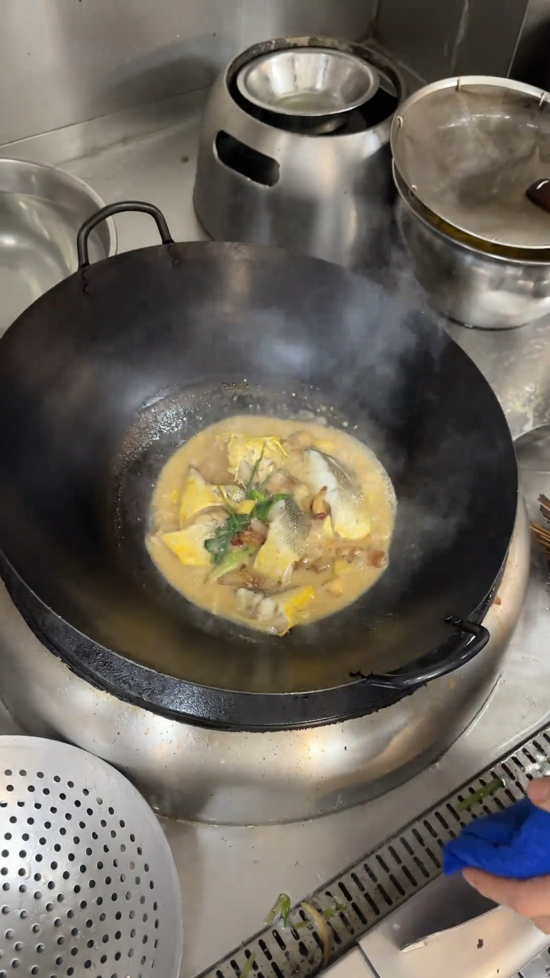 今天店里新来了一位在新荣记做了十几年的只做了一道 家烧黄鱼。