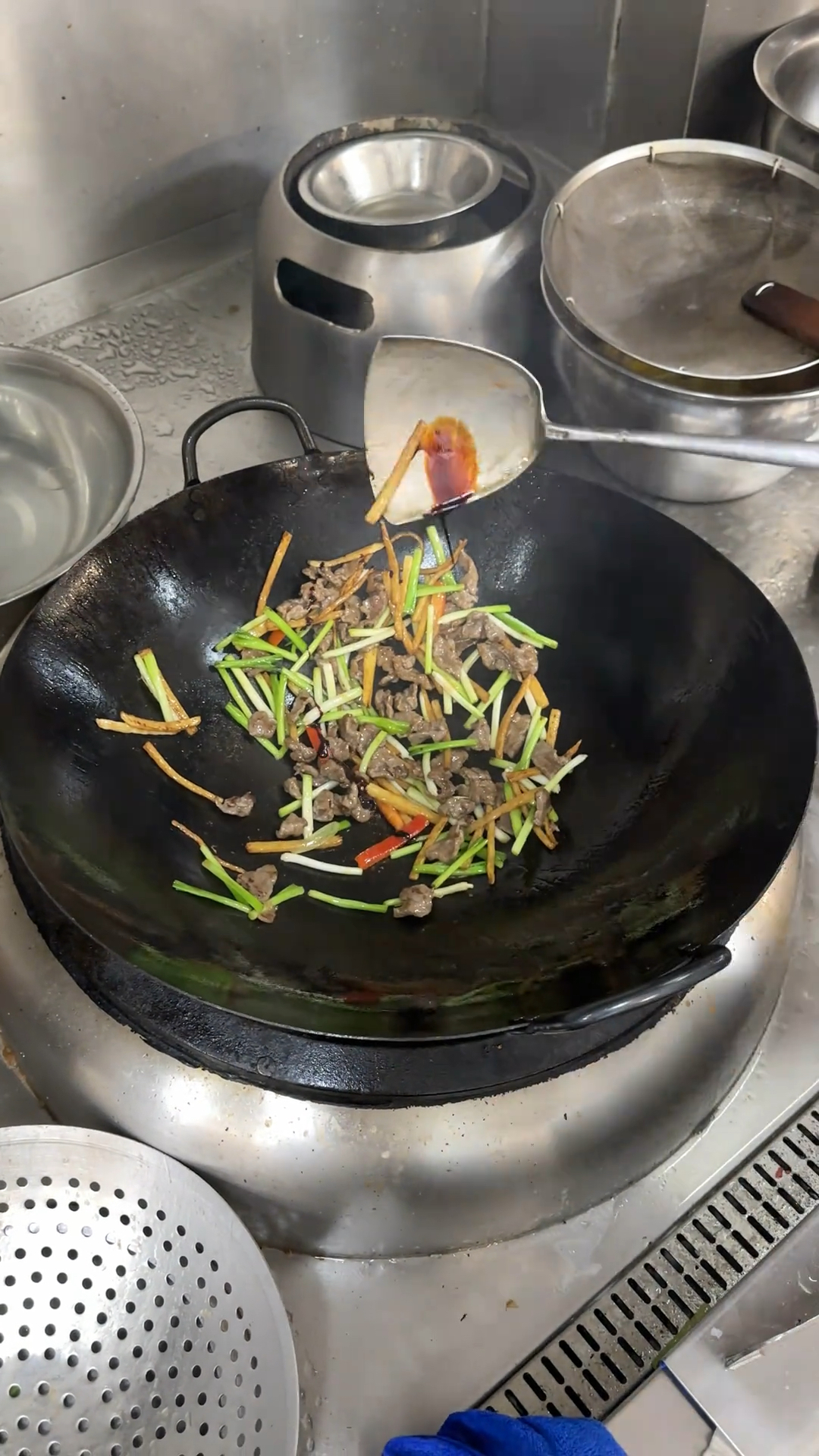 今天新来了一个炒锅大师,炒了一份姜葱炒牛肉 看看功底。