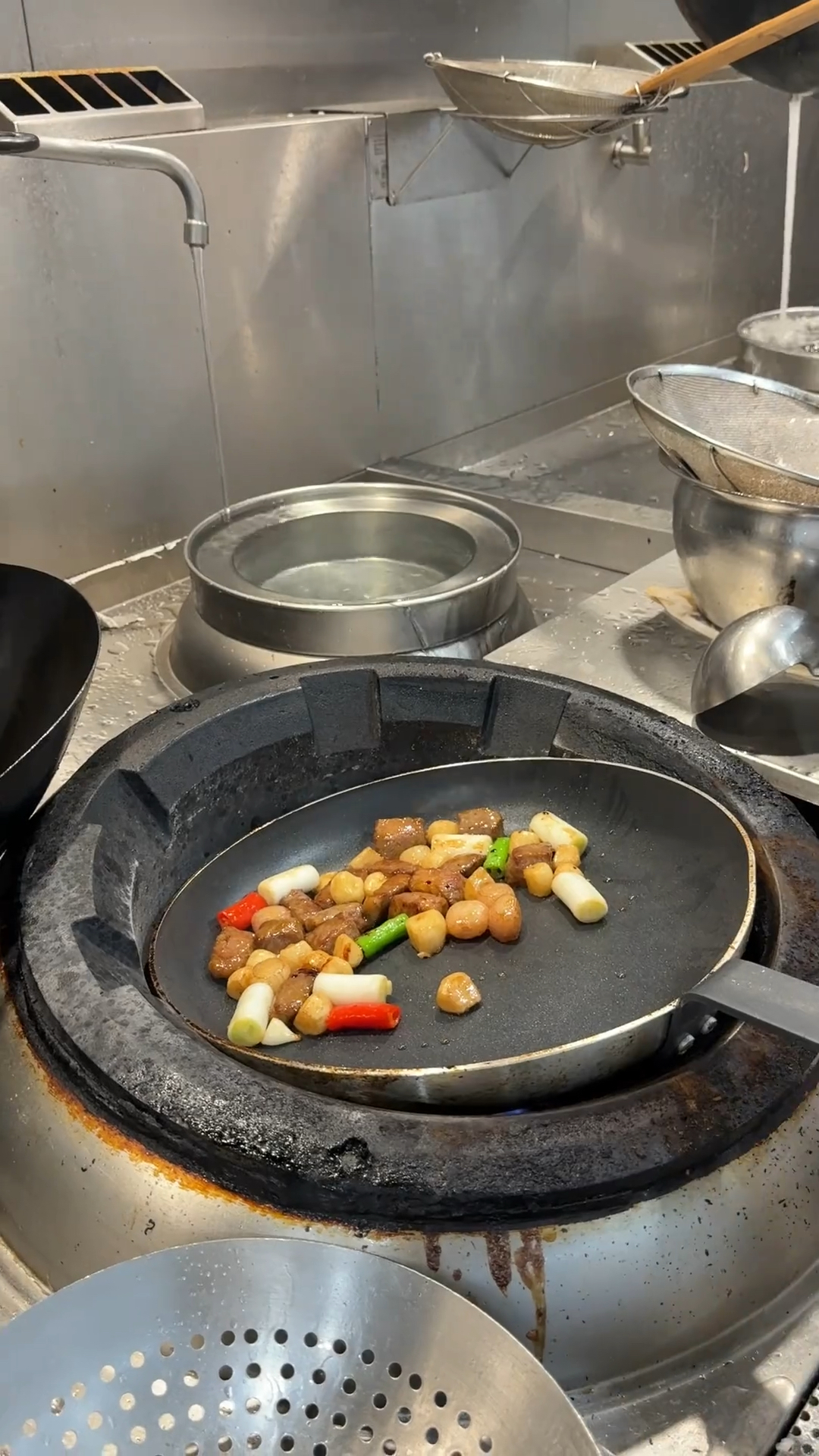 今天店里新来了个从利苑出来的炒锅来试菜简单炒了一份爆炒牛肉粒