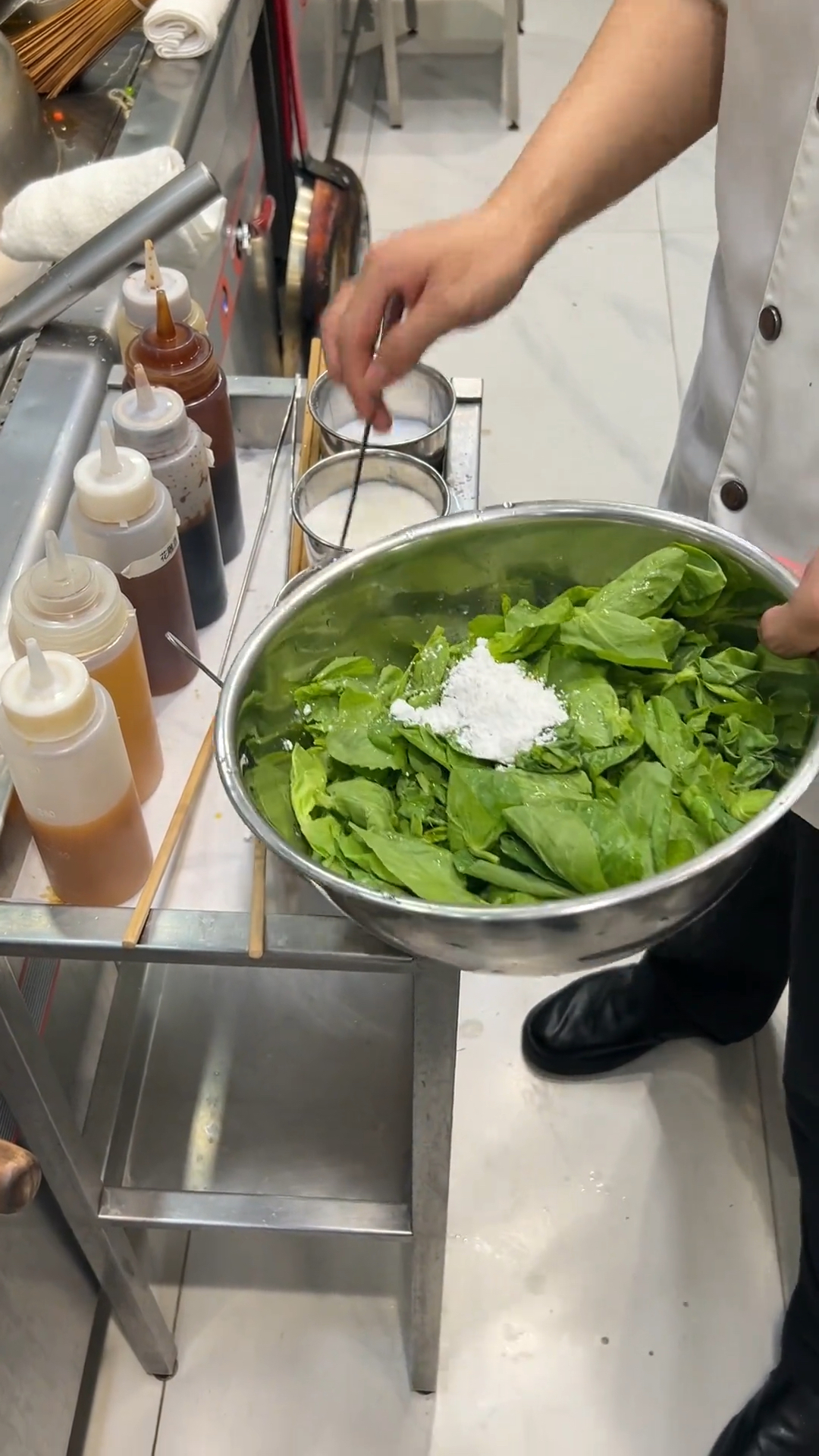 来看看粤菜师傅教你 如何在最短时间内将豆苗炒的翠绿又好吃