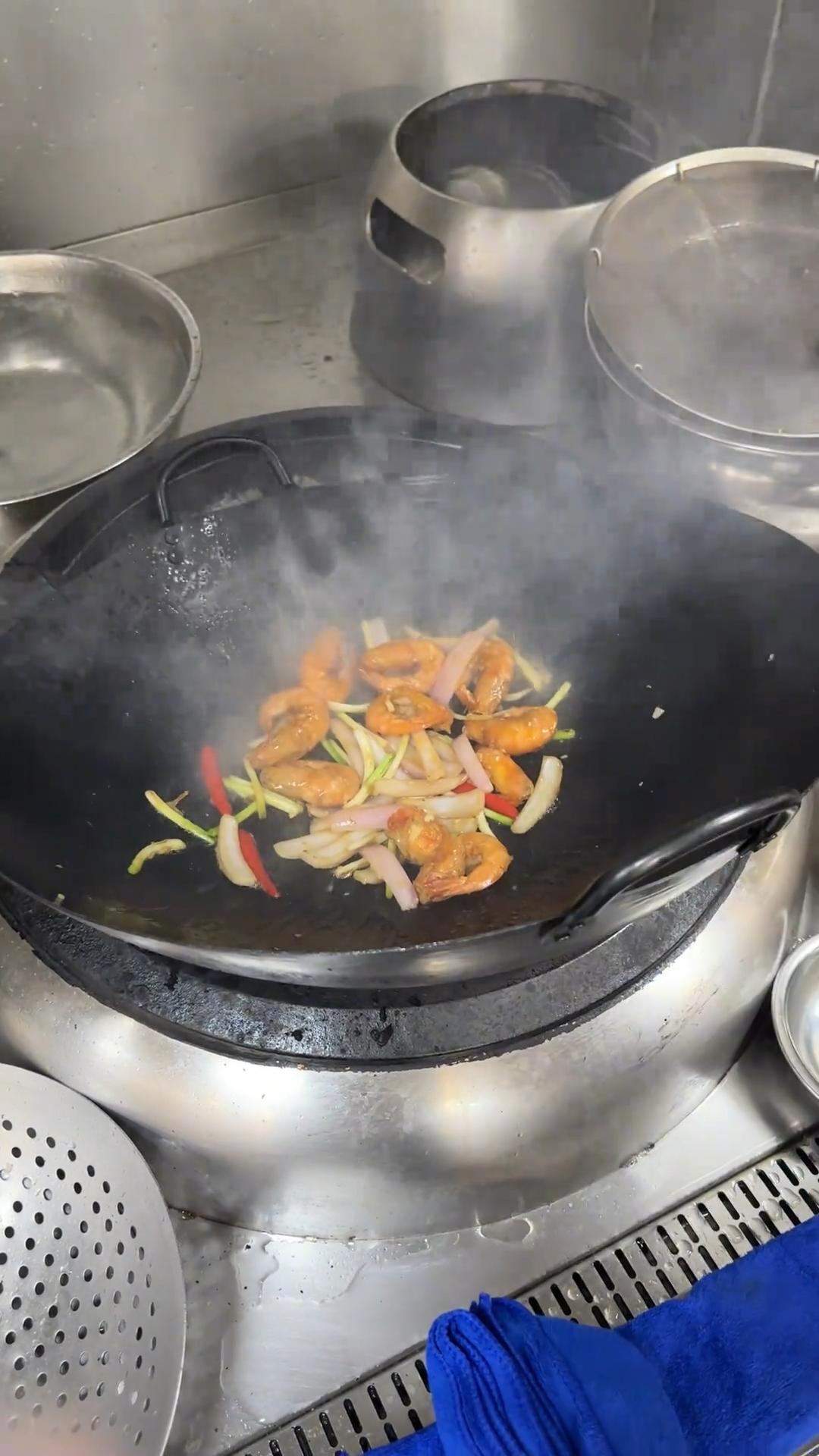 大虾正确的做法看看粤菜师傅如何操作一道外香里嫩的三葱爆大明虾