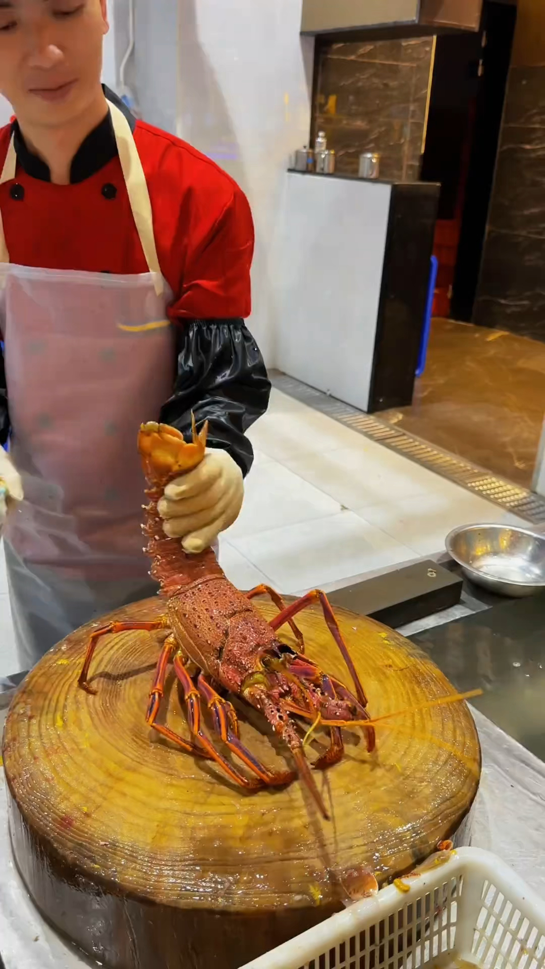 一位从米其林餐厅出来的厨师 来应聘只简单的操作处理一只红龙虾