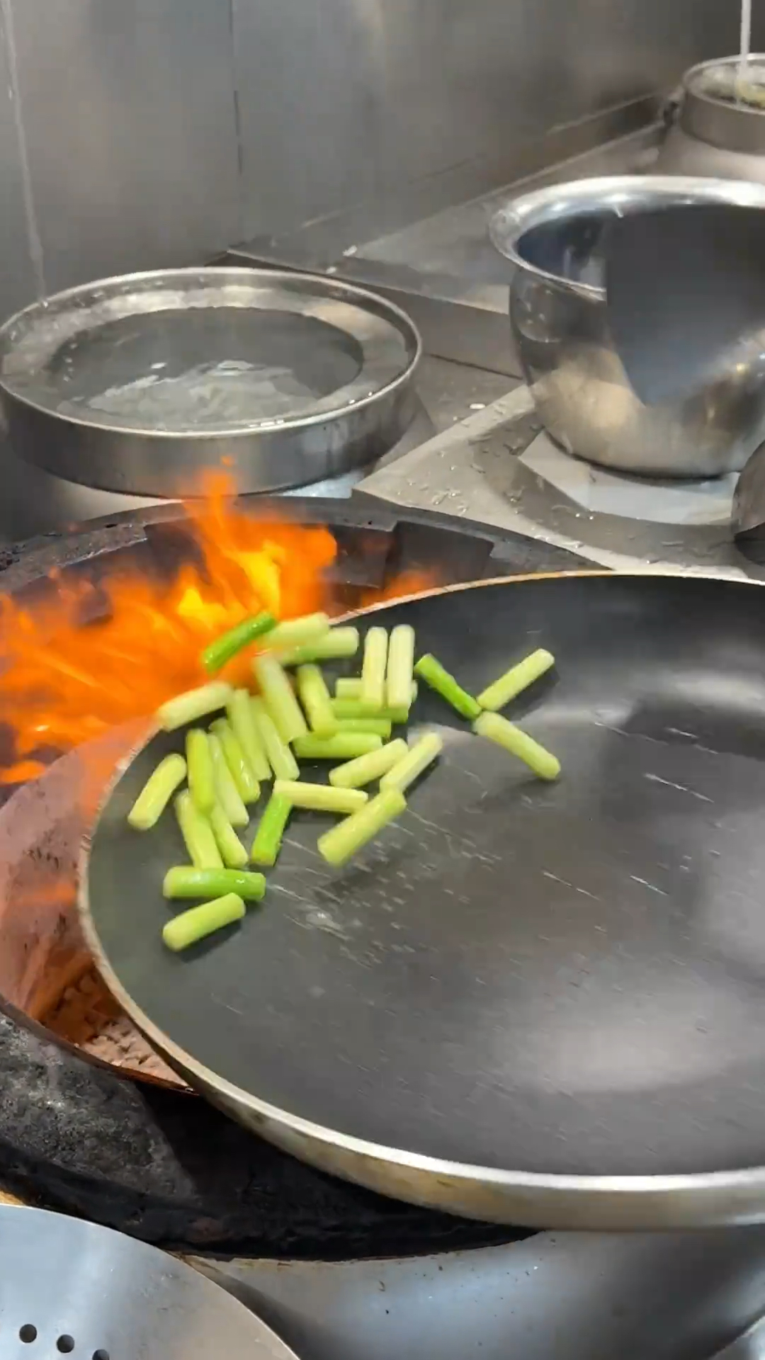 来了一位粤菜炒锅过来试工,听说要价16000试一道碧绿炒虾仁