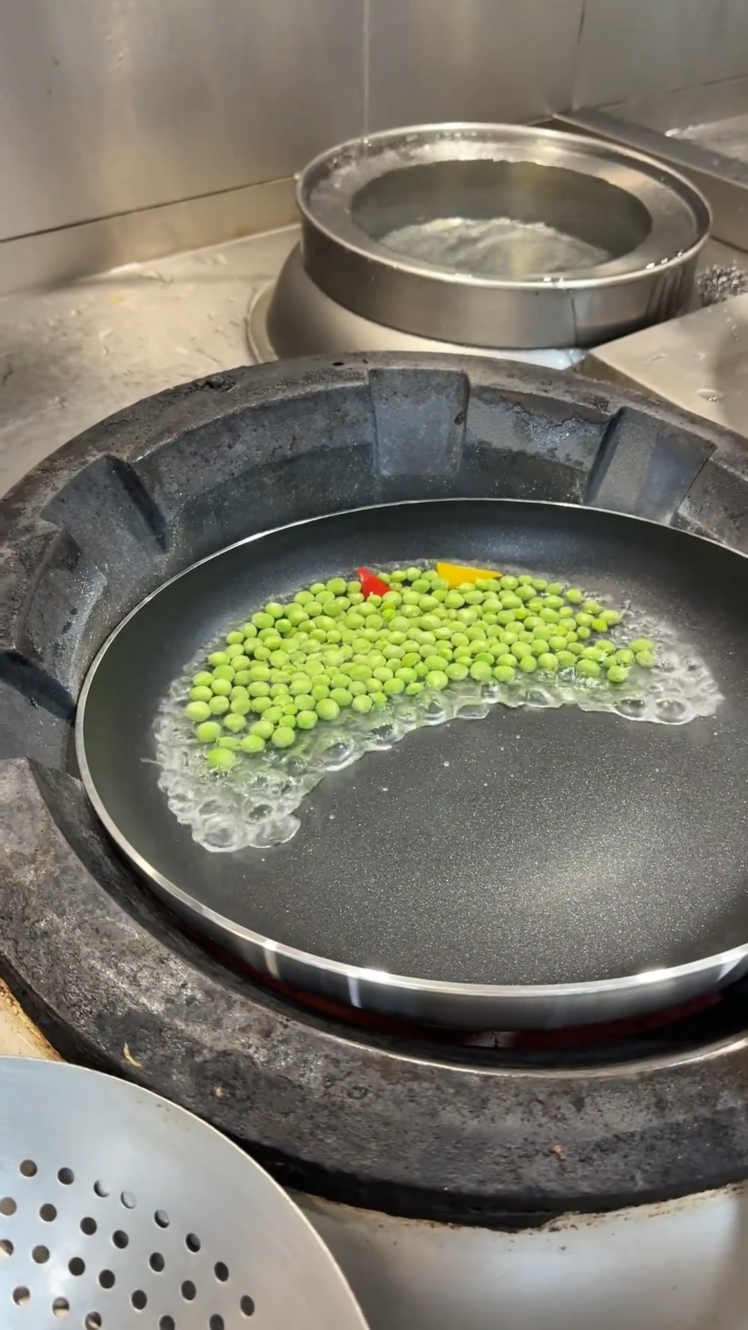 粤菜大师来试菜上来就要18000他操作了一道经典小炒碧绿炒虾仁