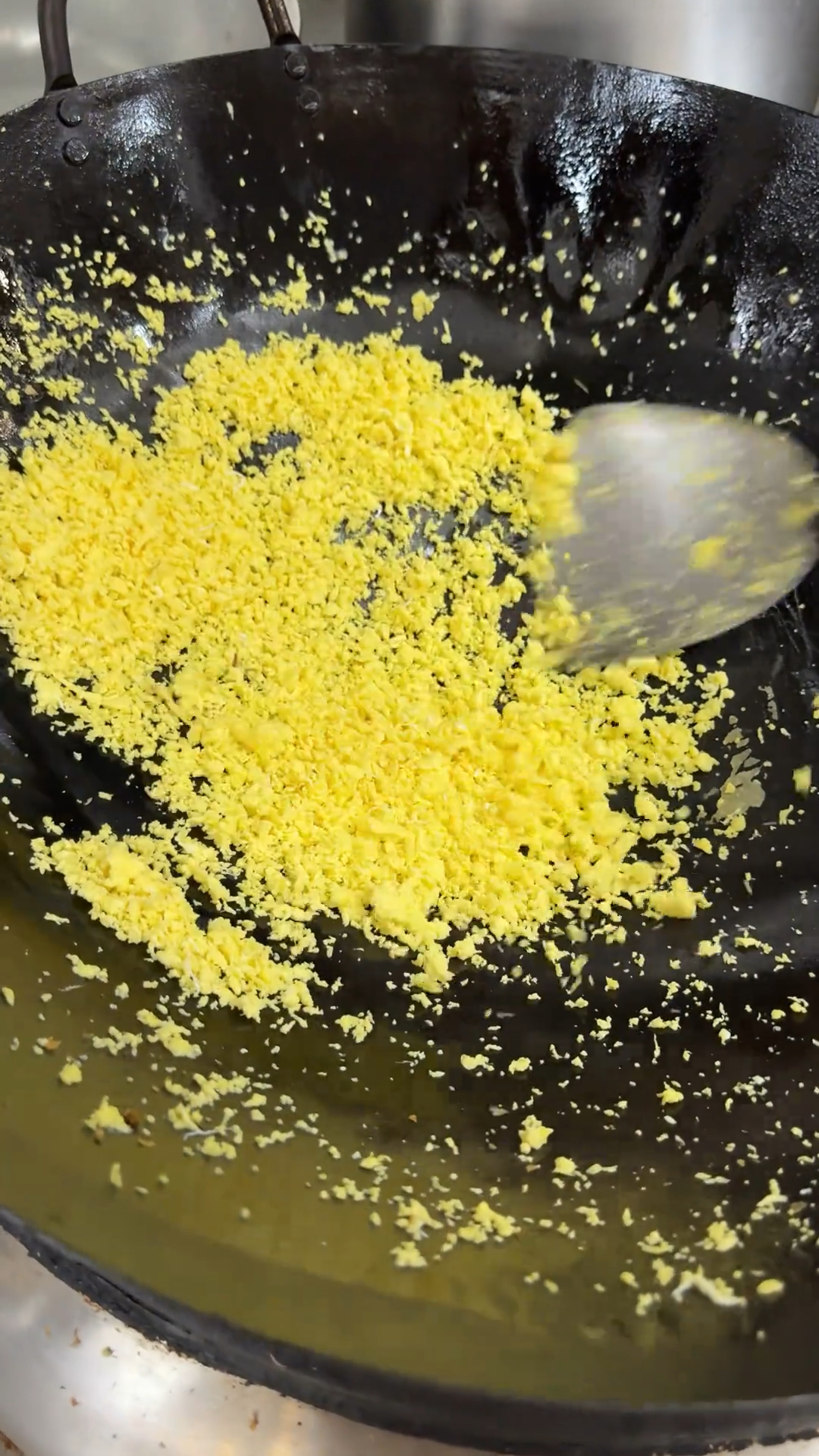 顺德粤菜大师就简单的给我们操作一道,鸡蛋炒桂花听说要价18000