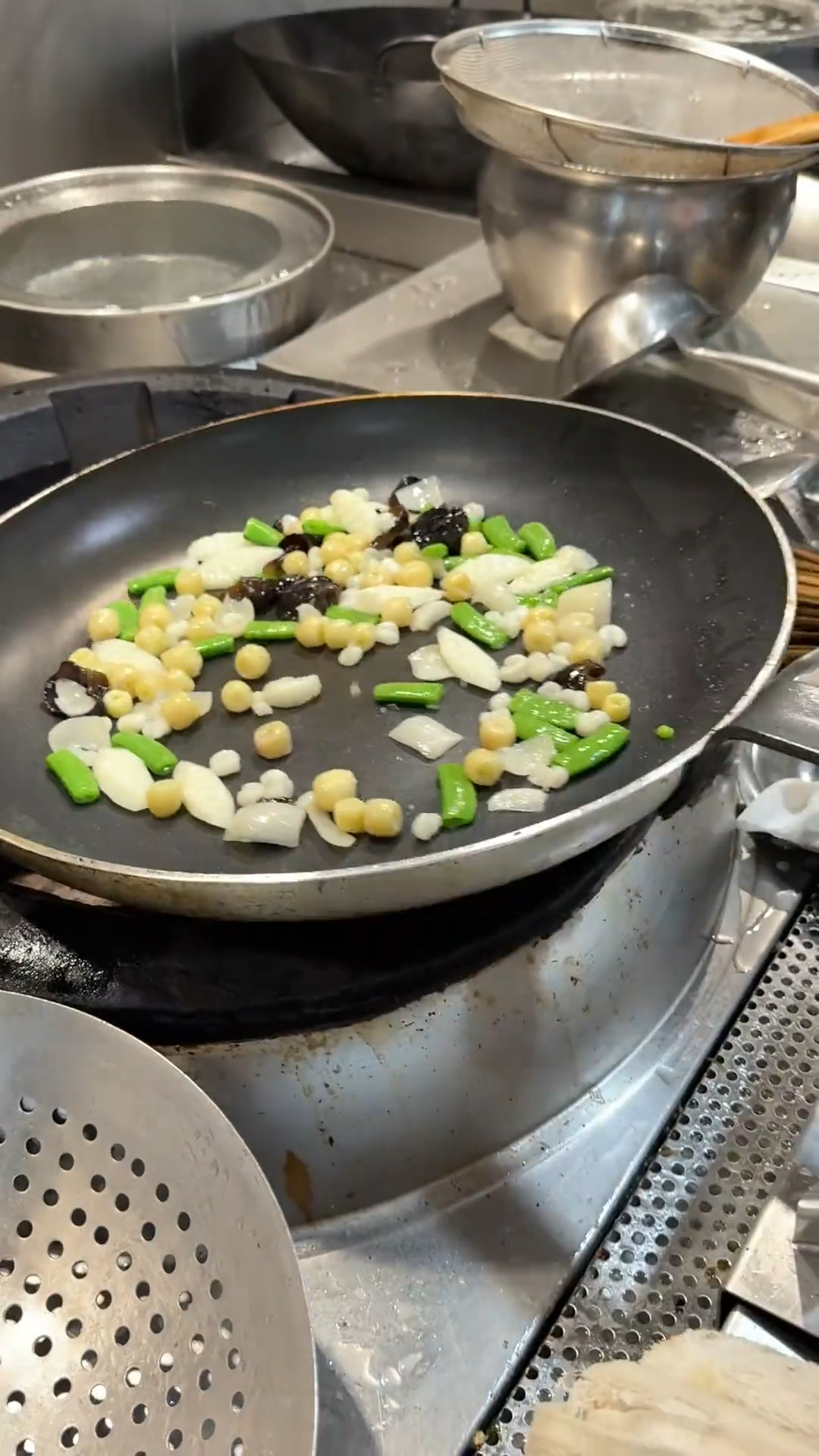 粤菜大师上来就要价28000,他就操作了一道经典小炒 荷塘月色。