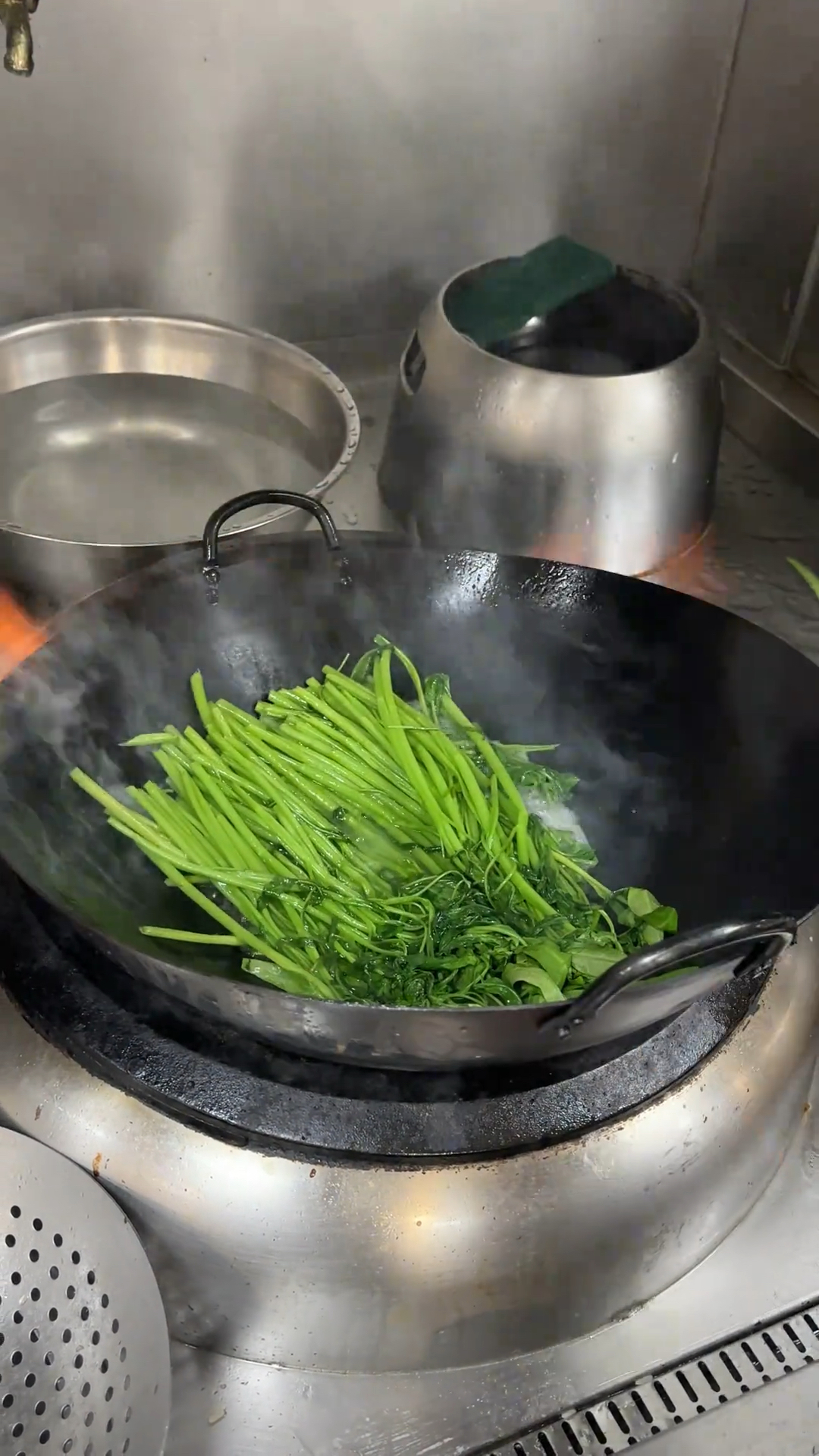 来看看粤菜大师教你在最短时间内将腐乳炒空心菜炒的翠绿又好吃。