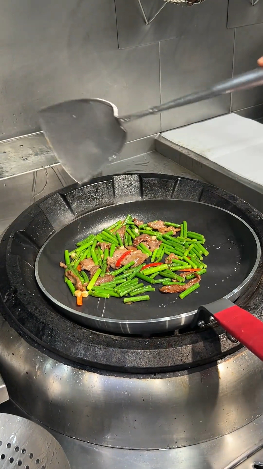 粤菜大师来试菜,上来就要价18000,他操作了一道经典小炒 蒜苔炒
