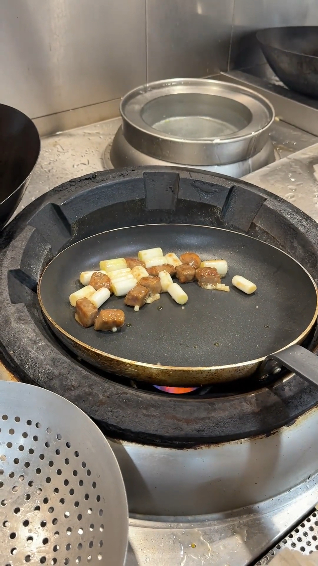 粤菜大师来试菜,上来就要价18000他操作了一道经典小炒 黑椒葱爆