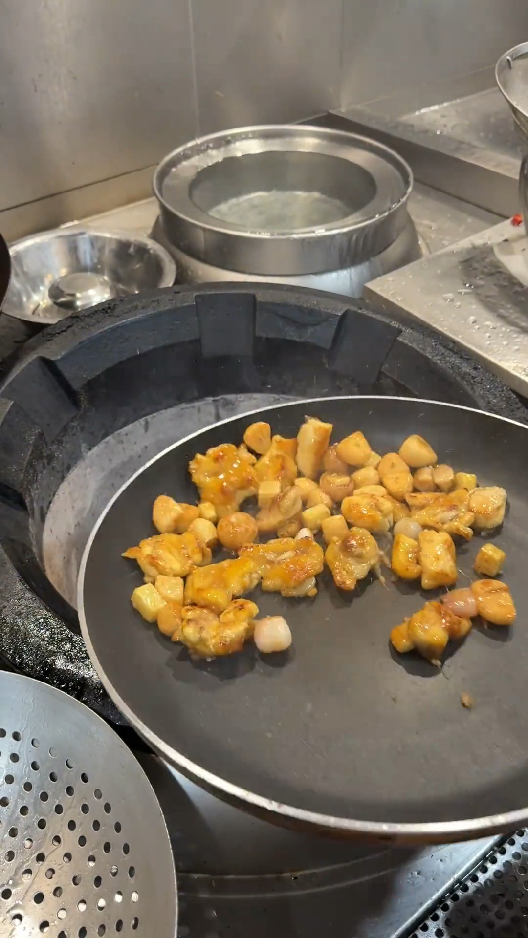 粤菜大师给操作了一道招牌特氟龙啫啫鸡，客人特别喜欢吃。