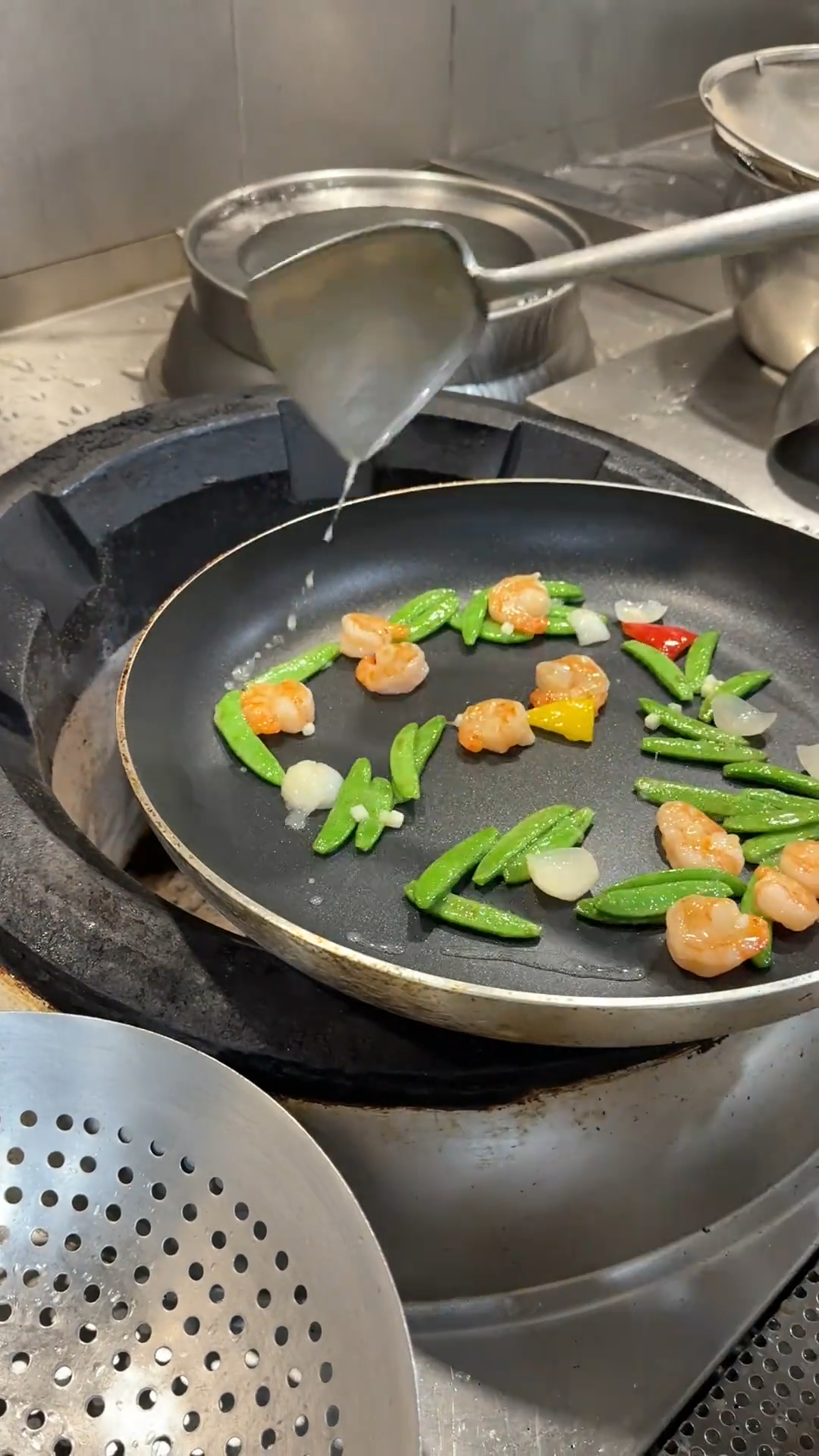 粤菜大师来试菜,上来就要价18000,他操作了一道 碧绿炒虾仁。