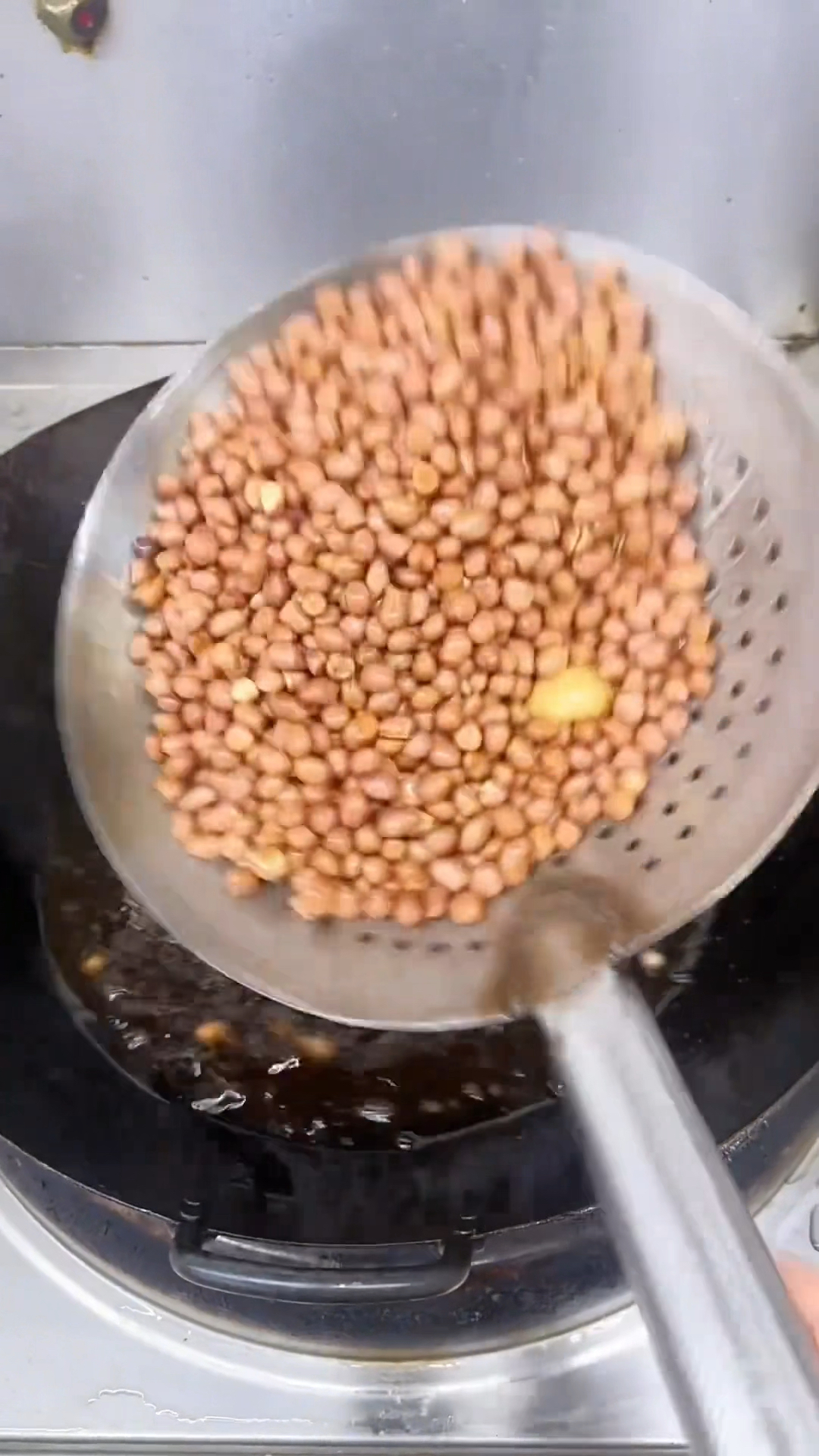 来一位在高端餐厅做了十几年大师的过来操作一道 粤菜经典炸花生
