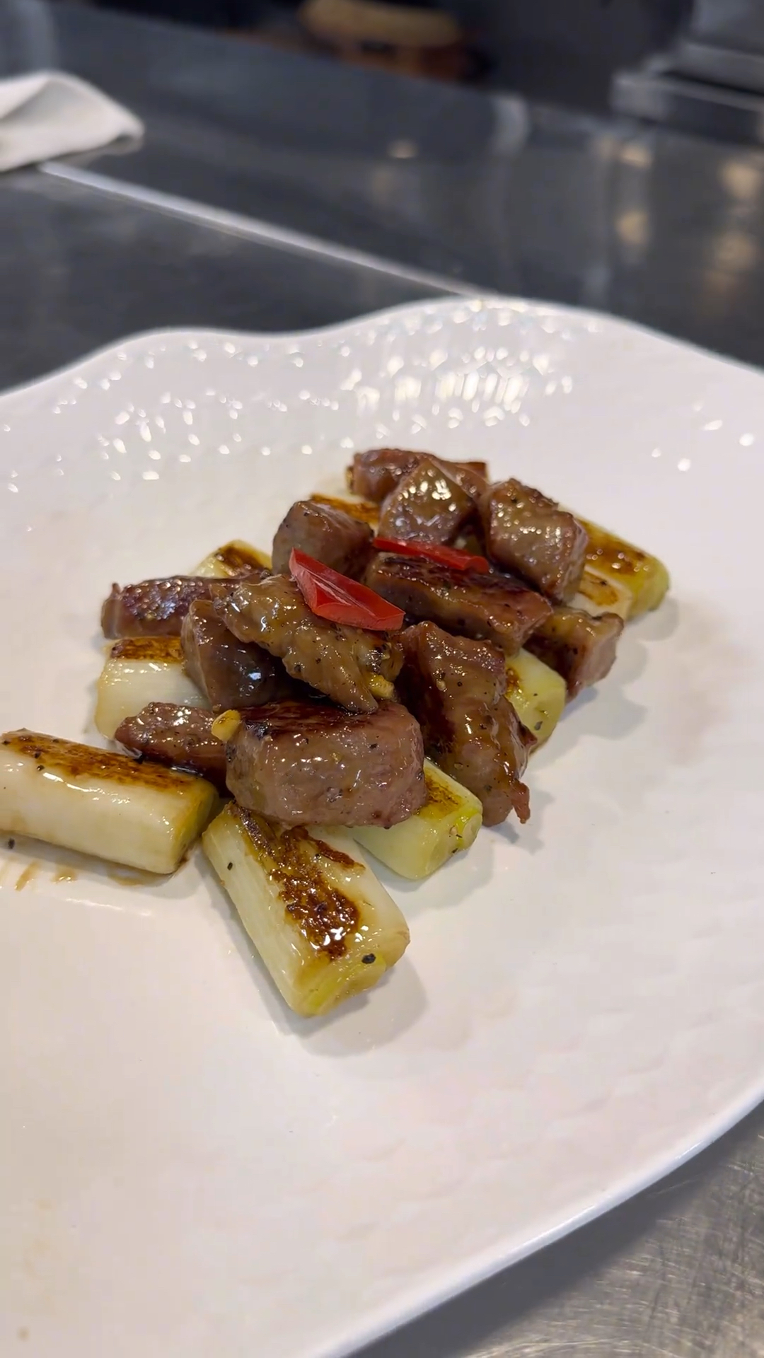 来了一位神秘客人非要点一道葱爆炒牛肉粒特意要求葱一定要比肉多