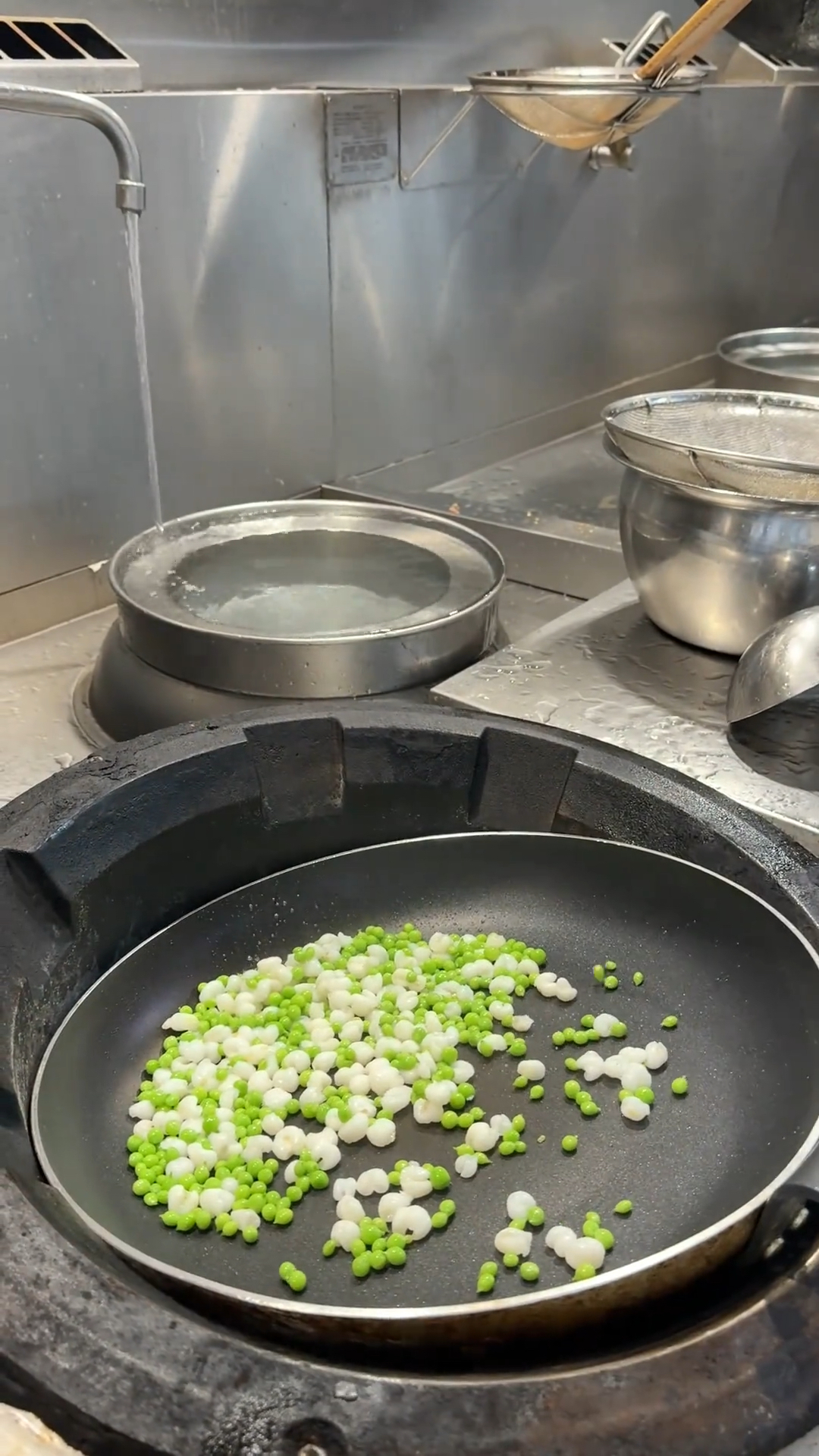 下新来了一位粤菜大师来试菜要价18000操作一道小炒碧绿炒鸡头米