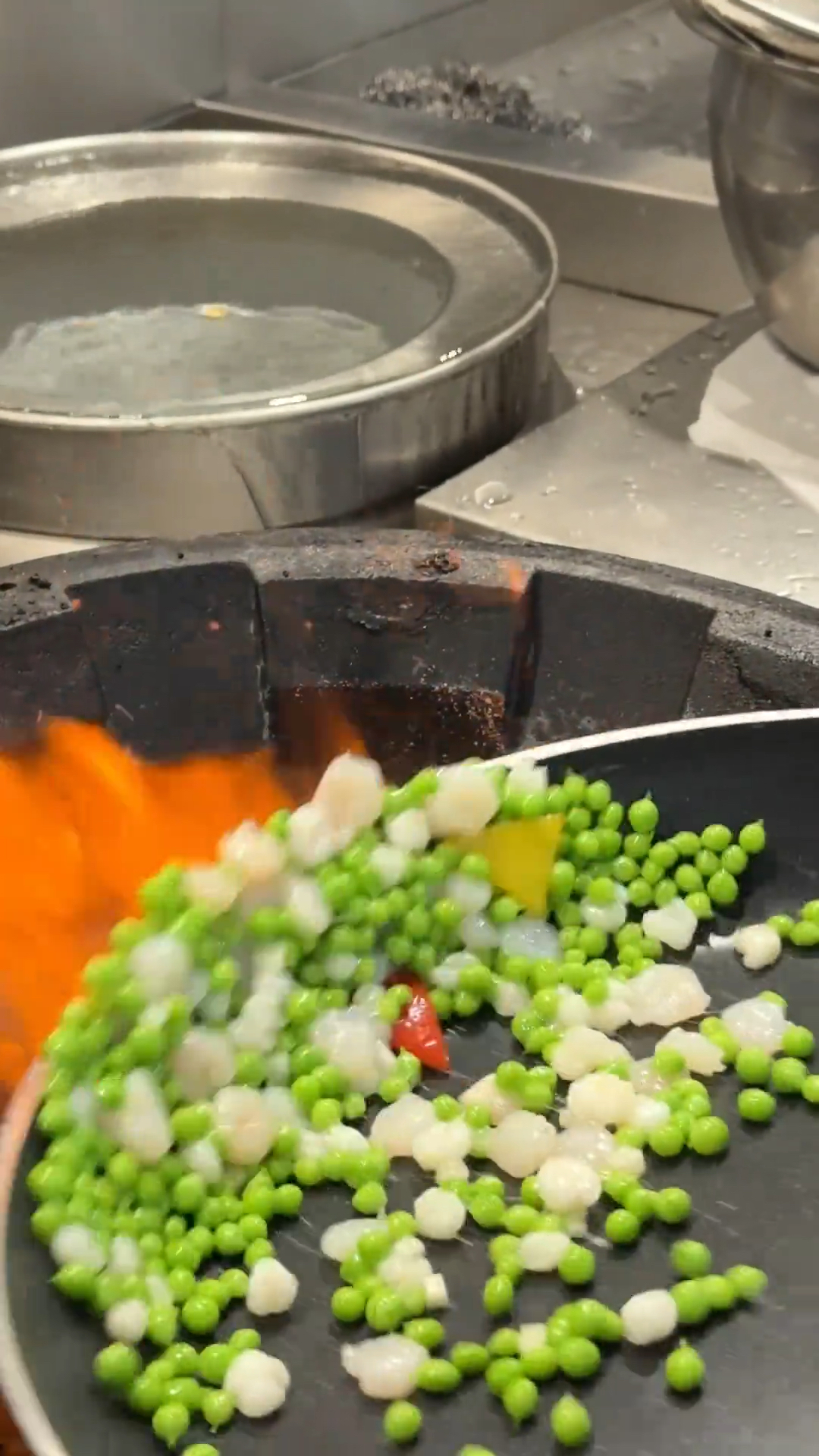 粤菜大师来试菜上来就要价18000他操作了一道经典小炒 碧绿炒虾仁