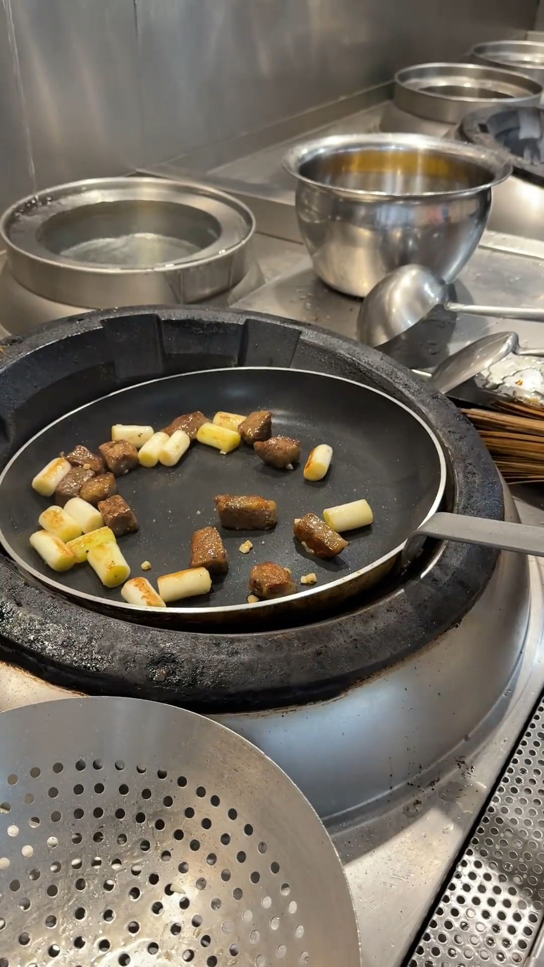来了一位神秘客人花688非要点一道黑椒葱爆炒牛肉粒大觉得怎么呢