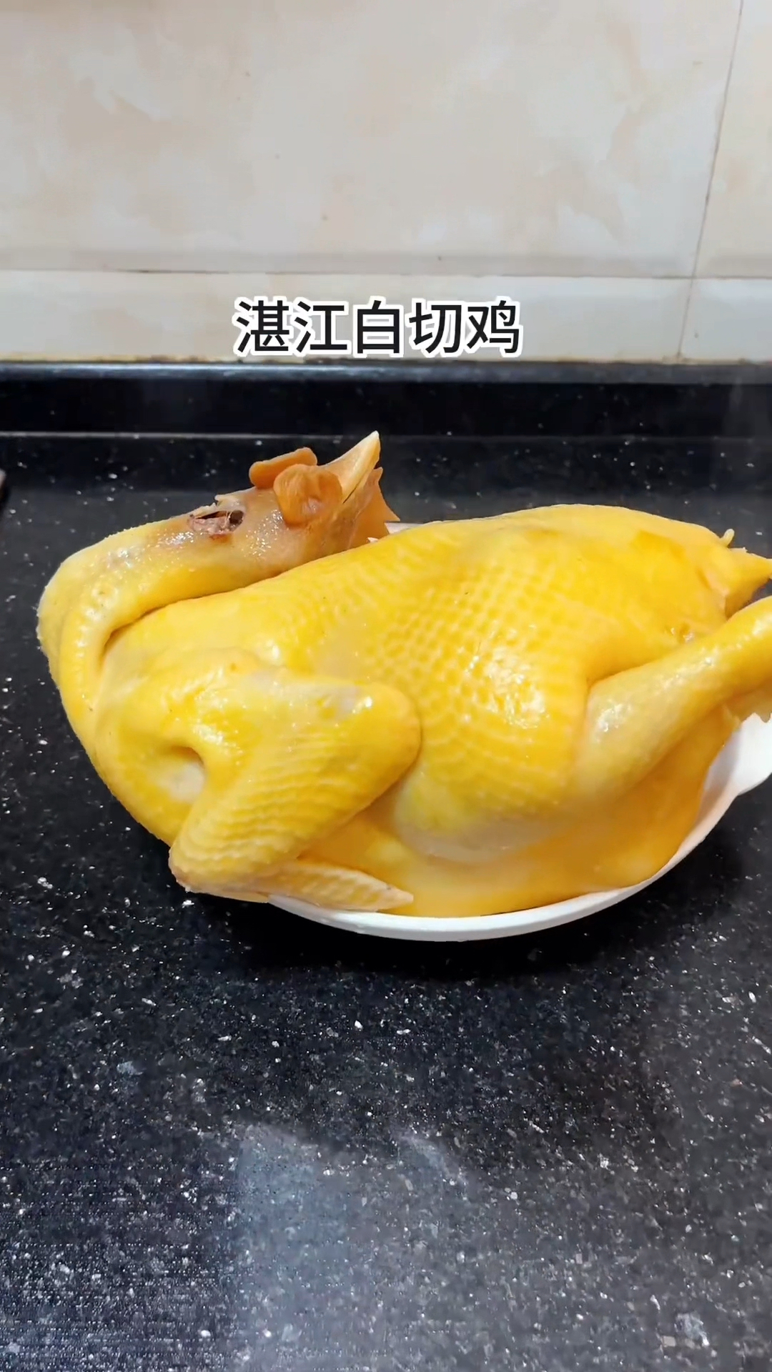 过节家家户户必吃的白切鸡8分熟的鸡再粘点沙姜酱油真是无敌好吃