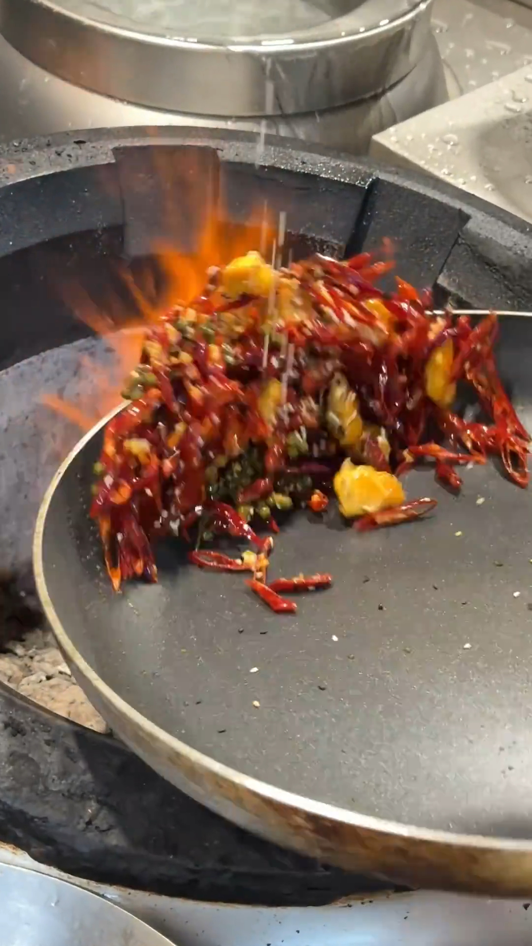 听说利苑出来粤菜大师 去应聘只要表演一道辣椒小炒鸡就能拿18000
