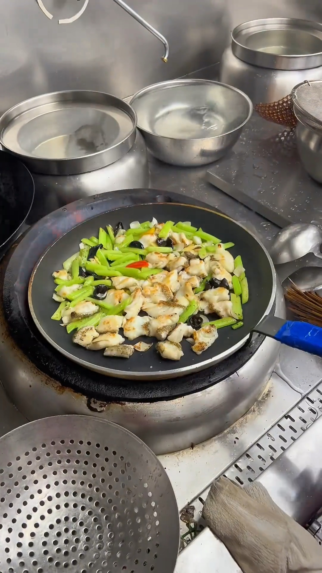 粤菜大师来试菜上来就要价18000他操作一道经典小炒 碧绿炒东星斑