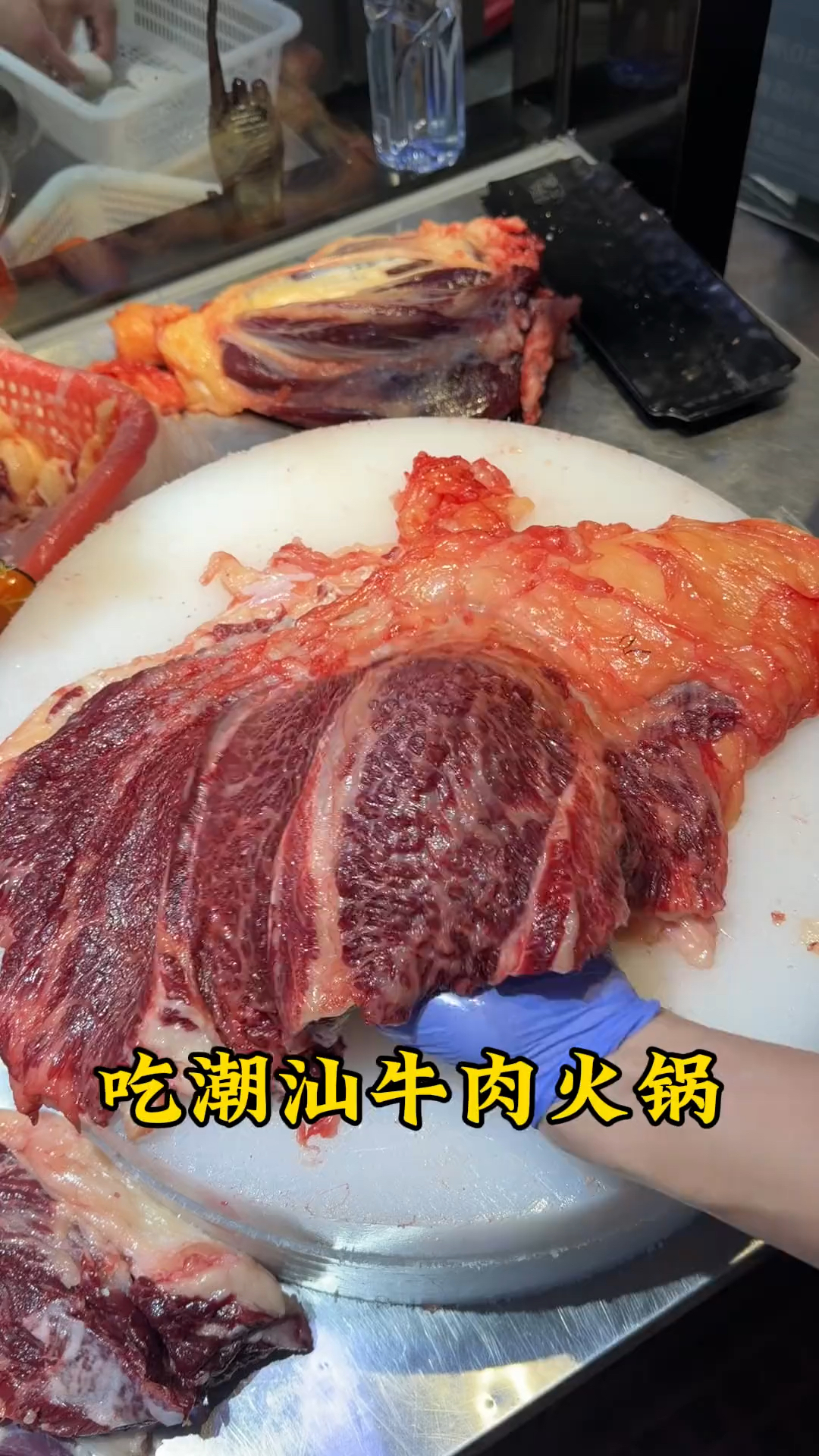 今天店里来了一位潮汕大师给大家介绍了牛肉火锅必点的部位和口感