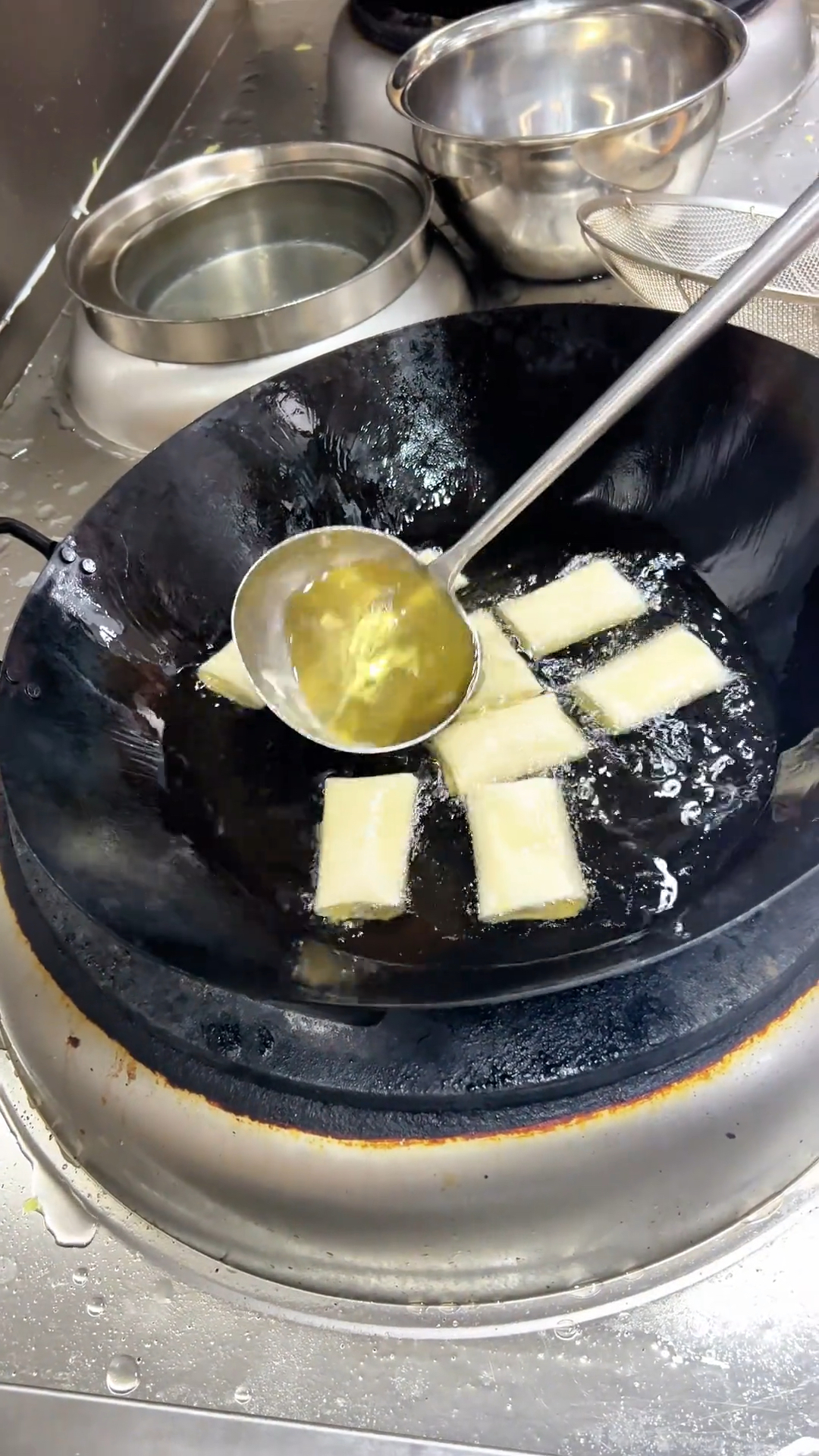 一位高端粤菜大师来试菜，上来就要价18000他操作了一道脆皮春卷