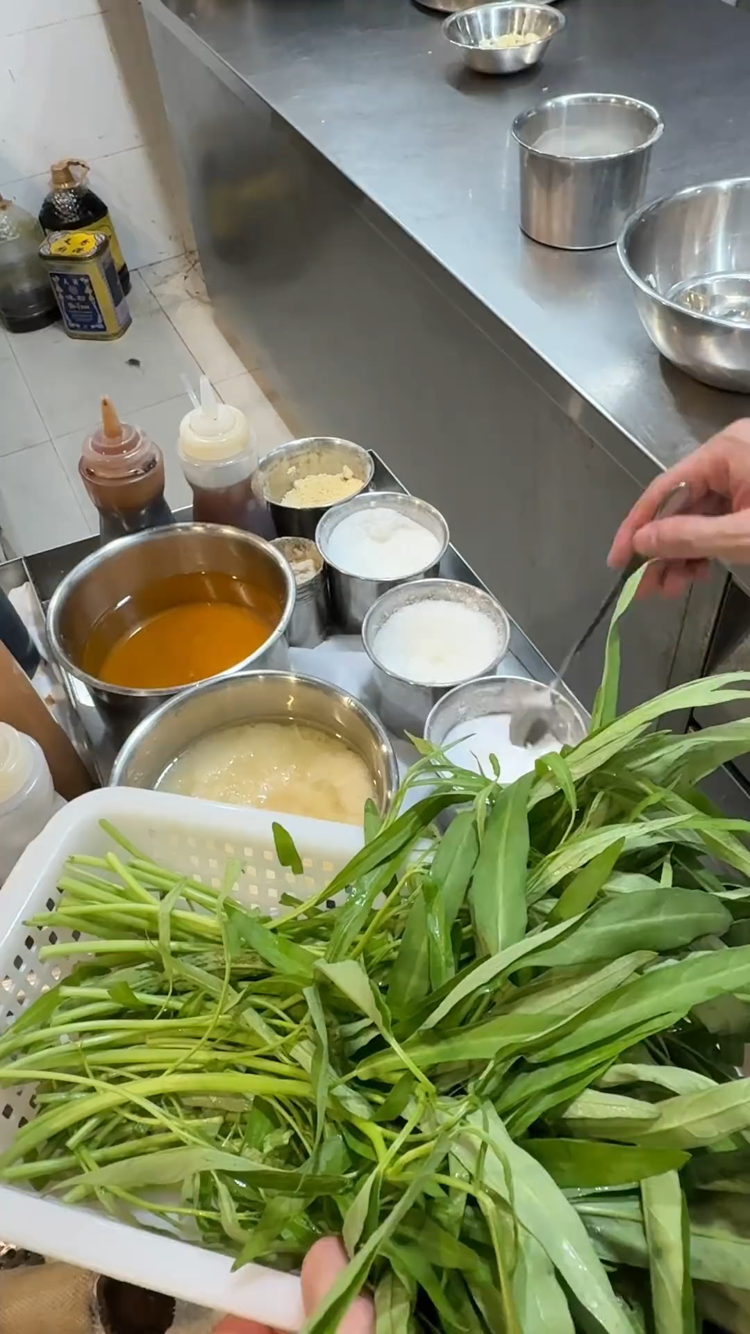 来看看粤菜大师教你如在最短时间内将蒜蓉炒空心菜炒的翠绿又好吃