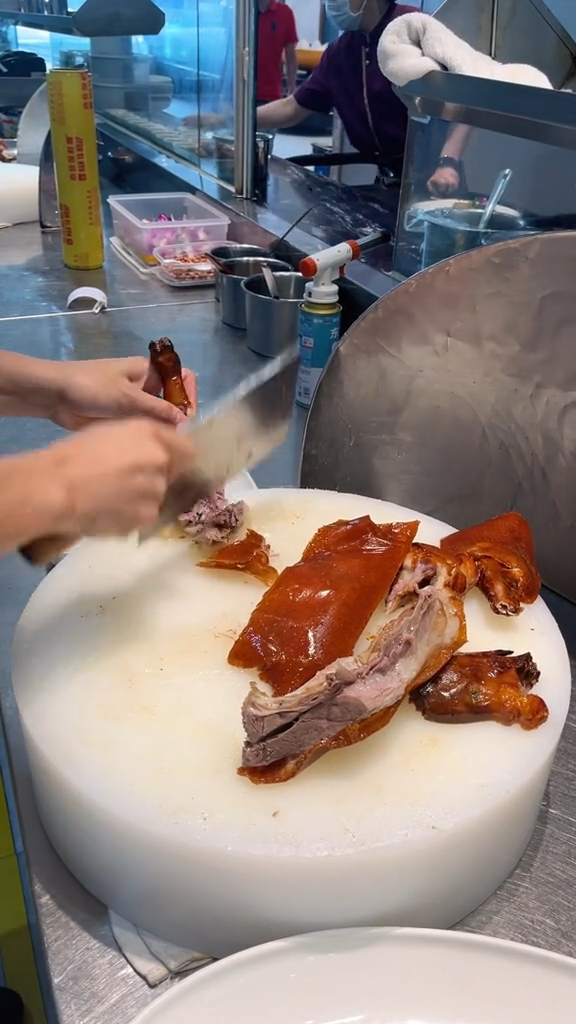 一位从广州白天鹅出来的烧腊大师，就简单的表演了一道，脆皮烧鹅