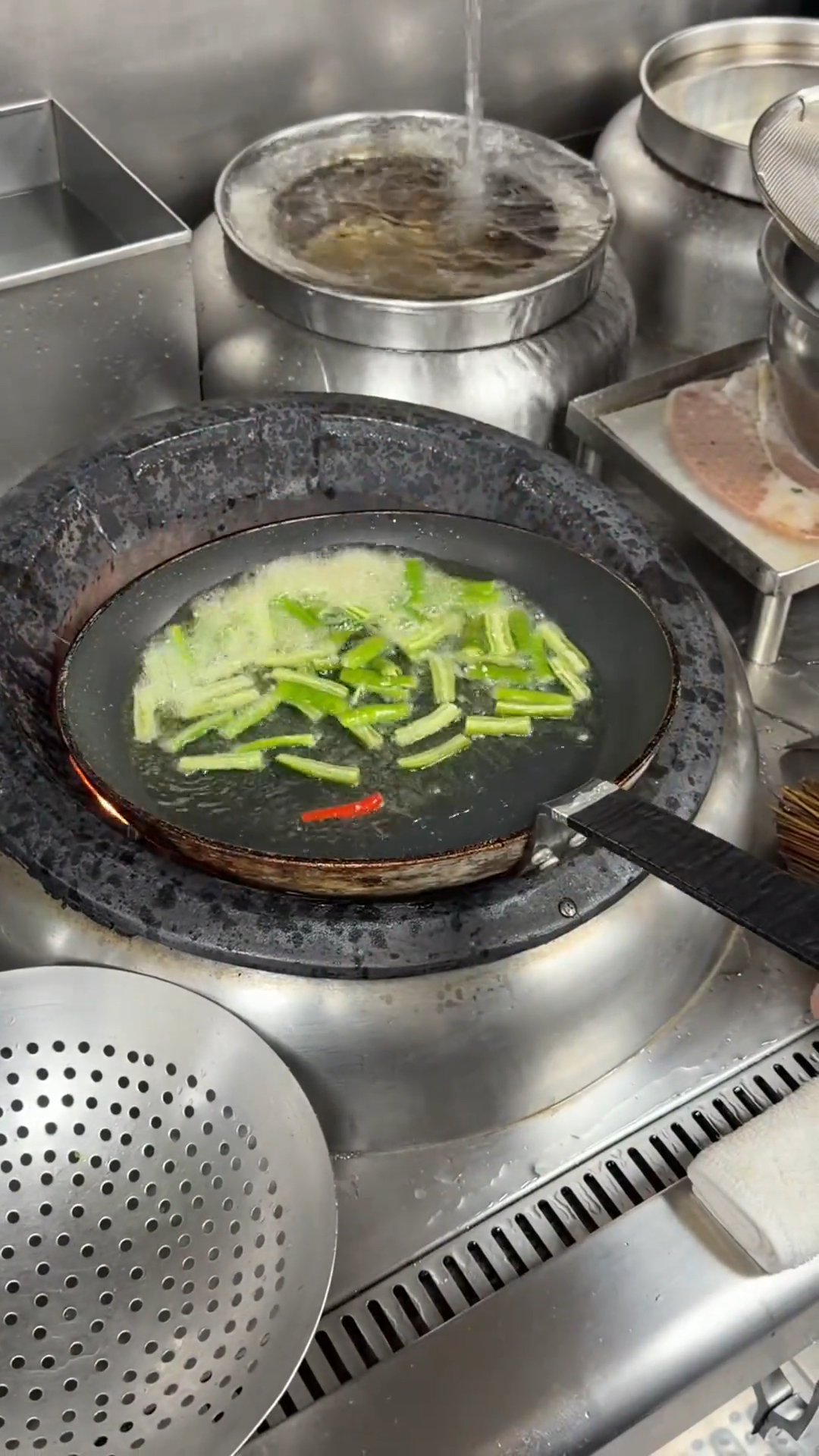 一位粤菜师傅过来试菜要价18000于是行政总厨让他试一道小炒肉
