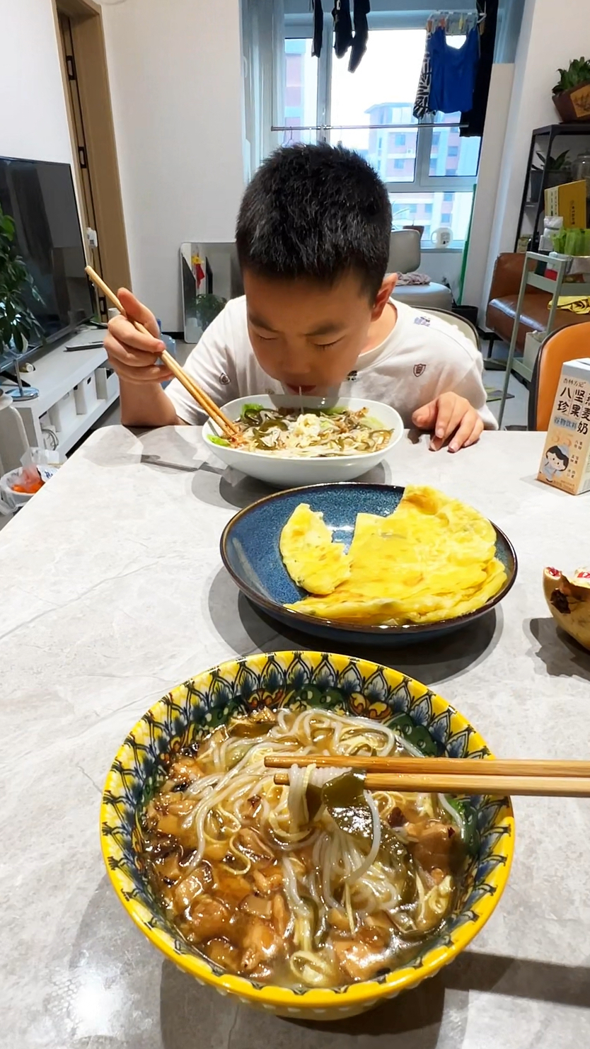 家庭版鸡丁米线，干净好吃肉也不柴，这个卤配面也好吃哦
