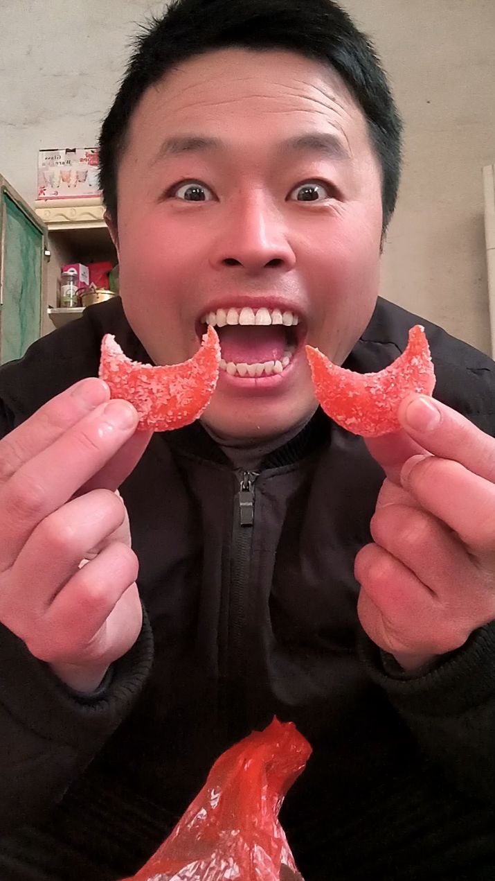 好吃的糖包子。居然还是红色的。