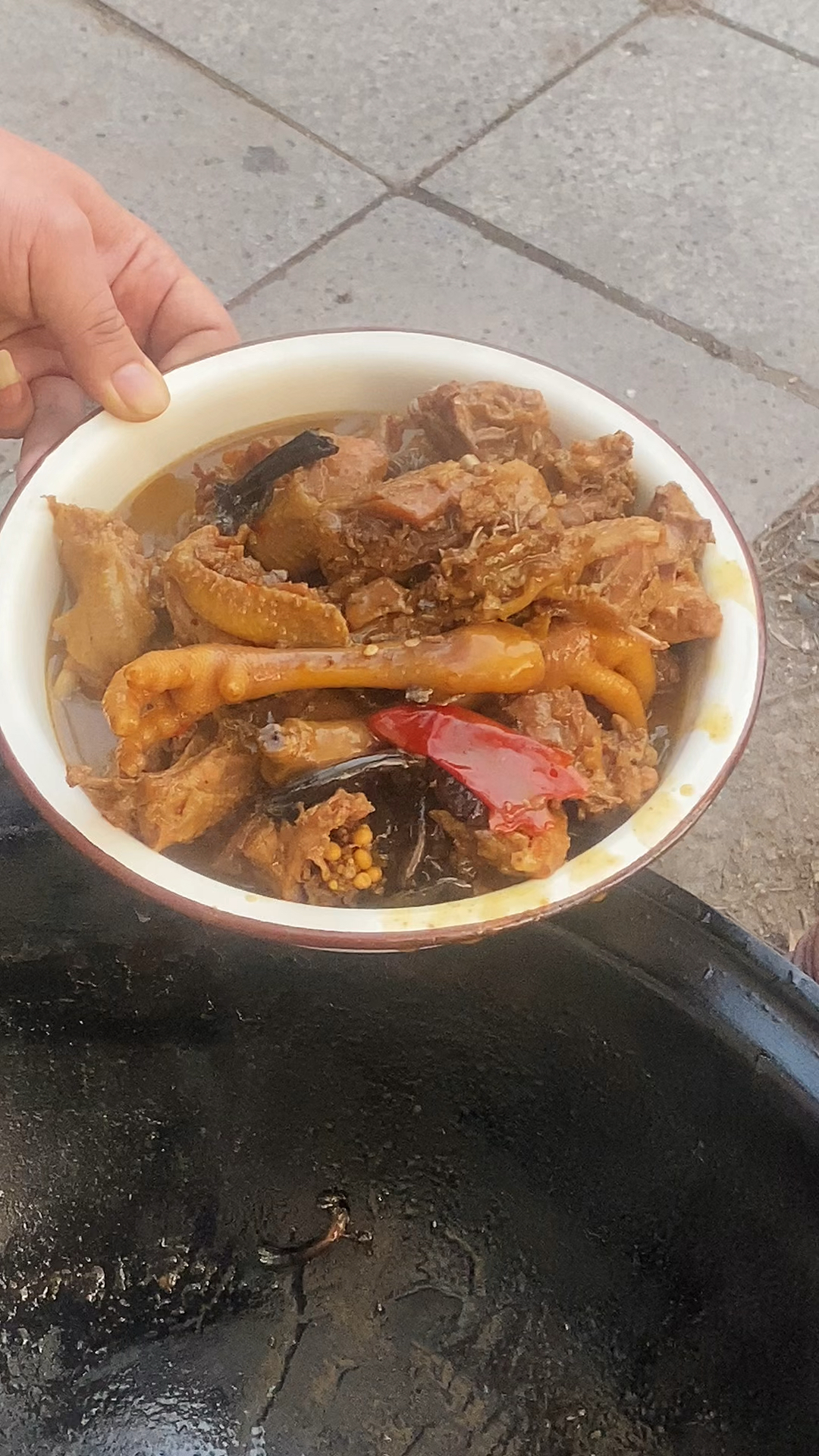 小鸡炖蘑菇,然后蒸点土豆子,一看一个不吱声