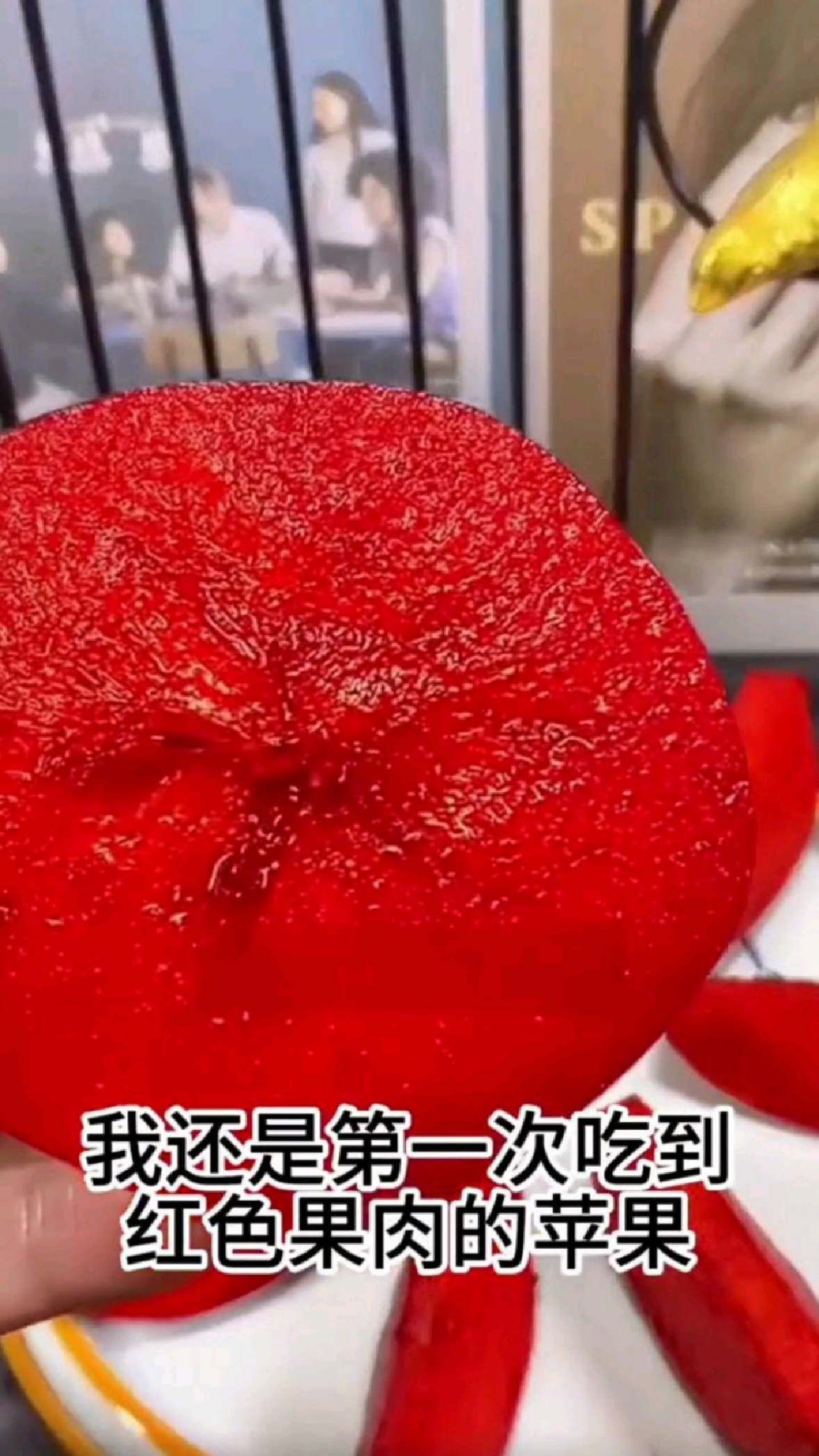 红肉苹果富含VC果糖苹果多酚其中维生素C的含量，是普通苹果的20倍