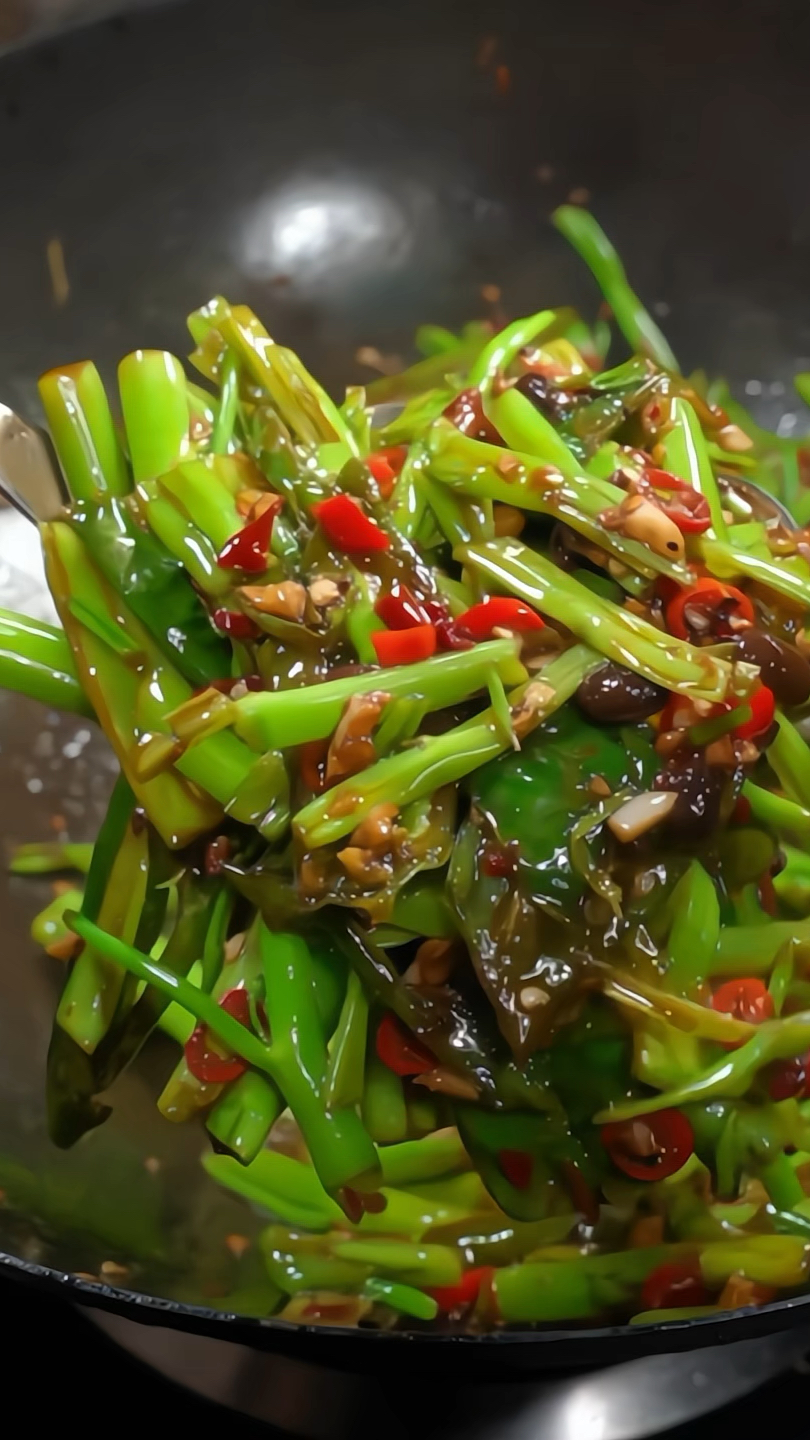 吃不完的空心菜梗不要再扔掉了,放点辣椒豆豉随便炒一炒