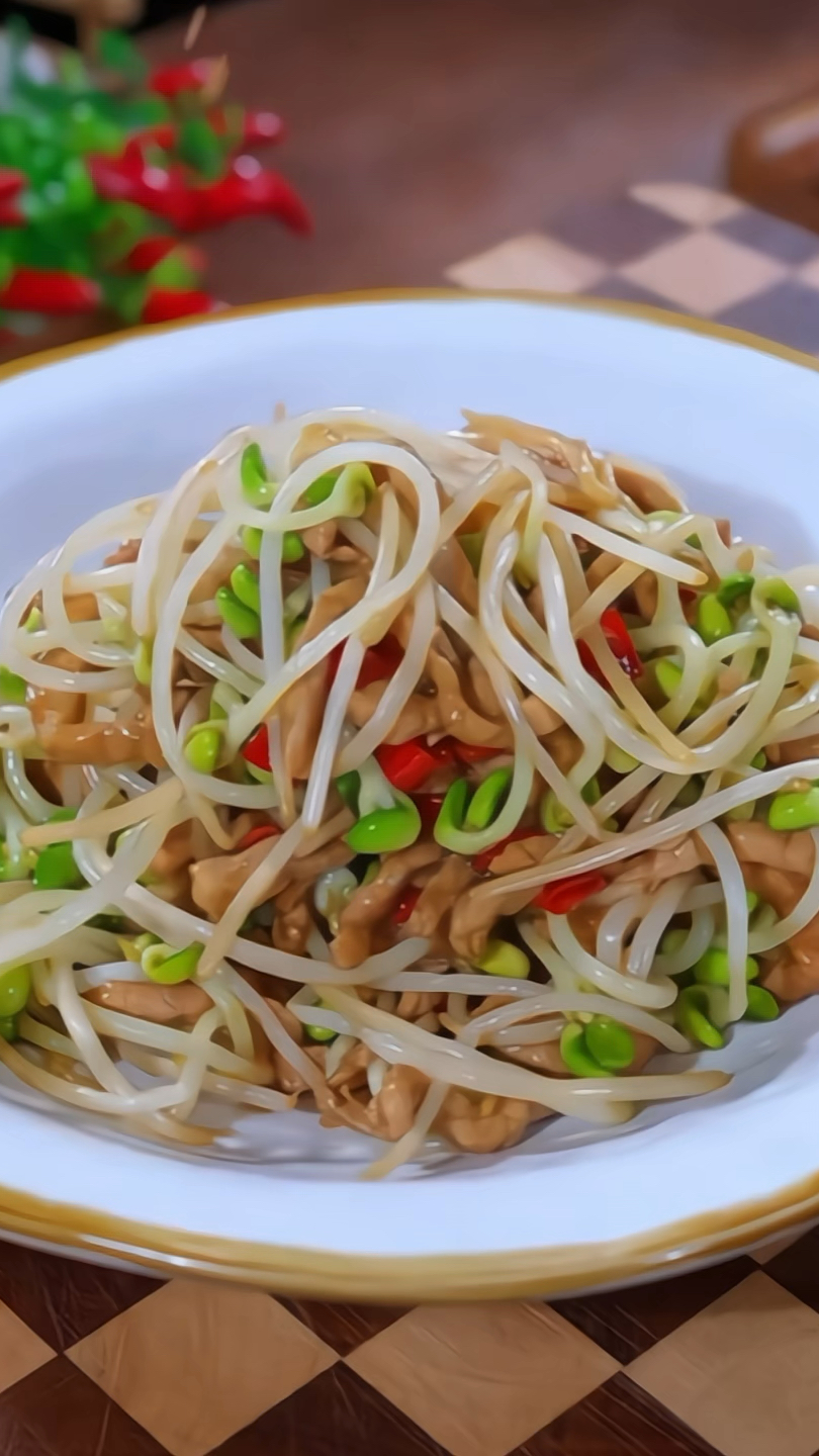 天气一热就想吃一些清淡的家常菜, 豆芽炒肉丝清甜又下饭!