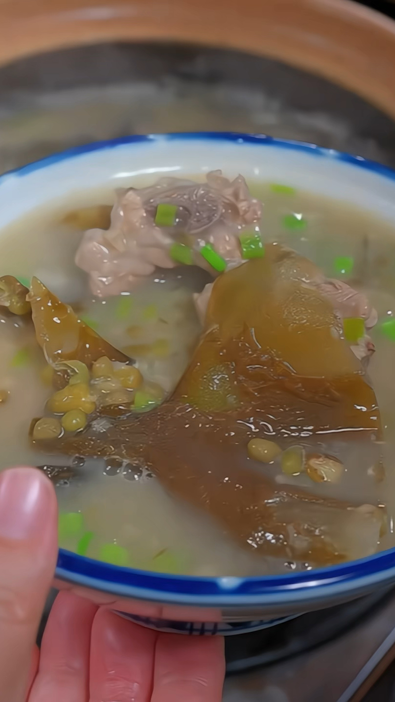 这天气马上就越来越热了,我家就会炖这个海带头绿豆排骨汤