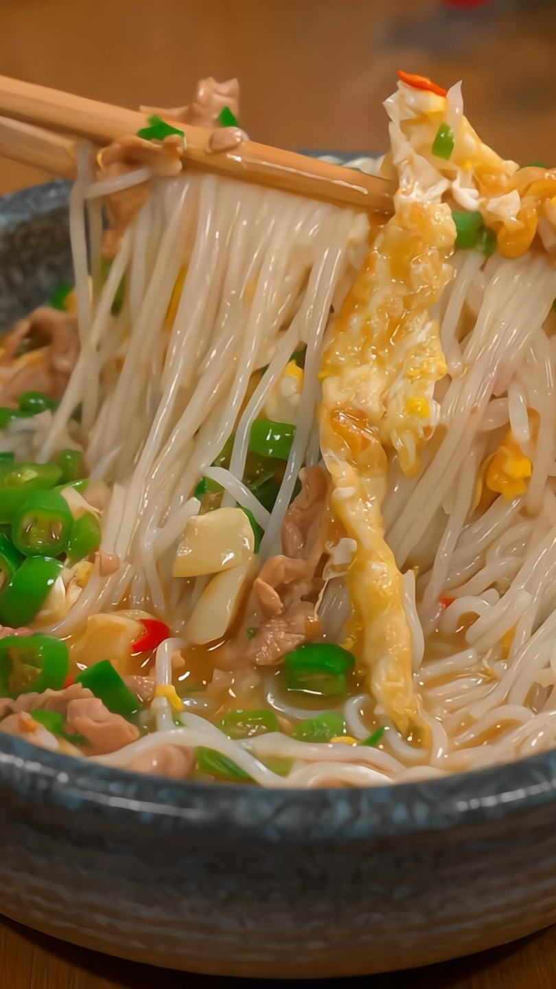 早餐夜宵花几分钟煮上一碗青椒瘦肉鸡蛋粉,鲜香美味又营养!