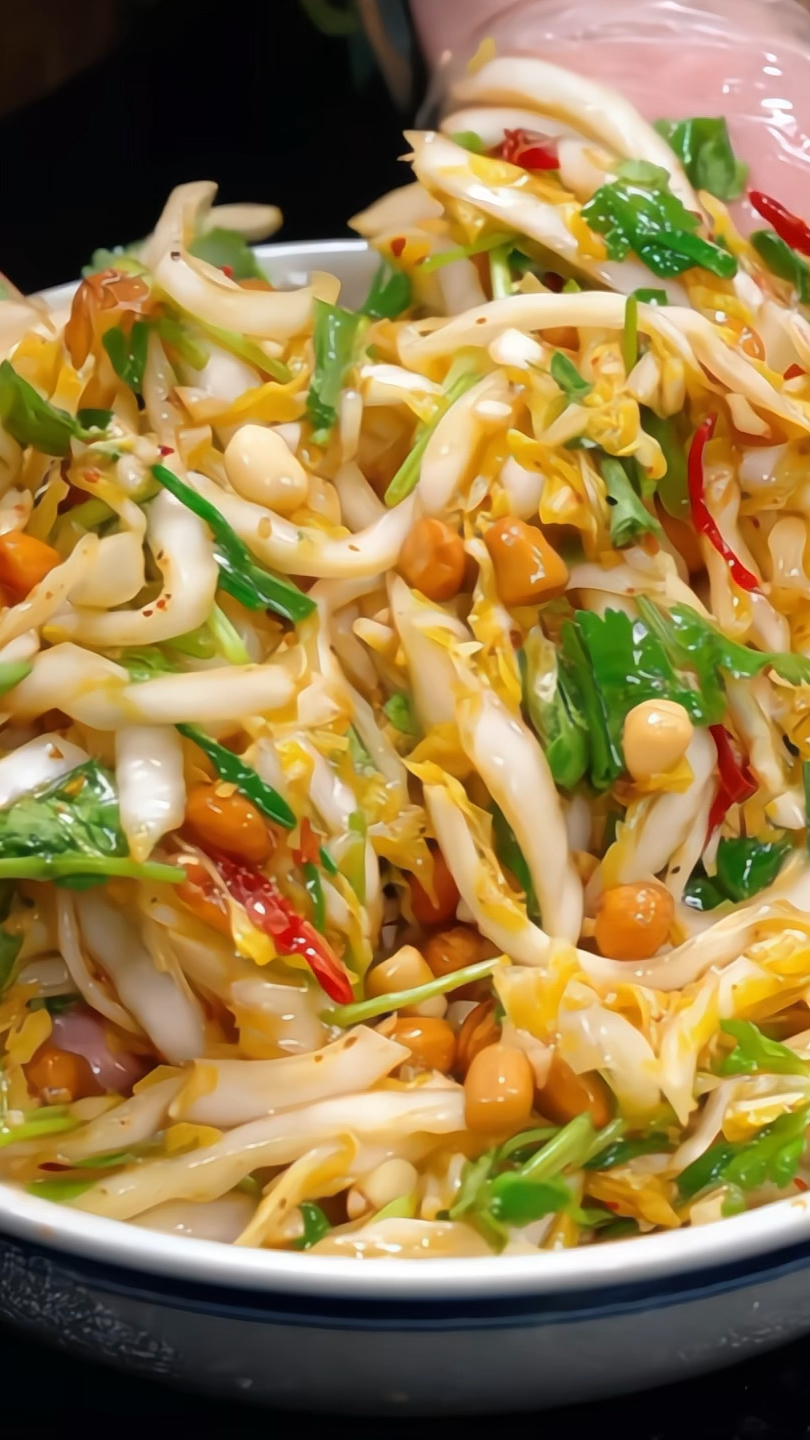 天热吃饭没胃口,你就这样做个凉拌娃娃菜,酸辣开胃太下饭了