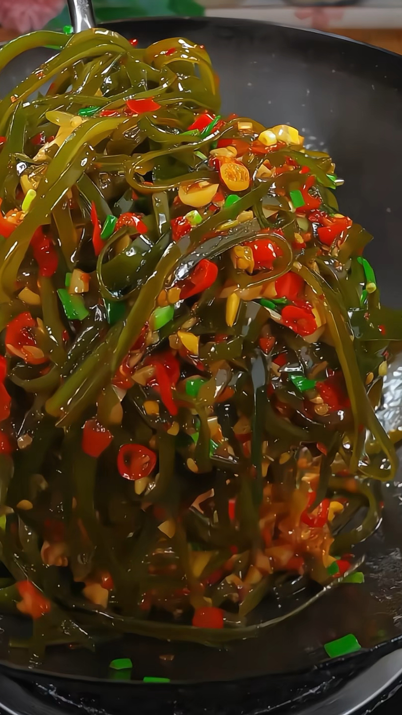 不知道吃什么下饭菜的时候就试试这道炝炒海带丝,好吃又下饭!