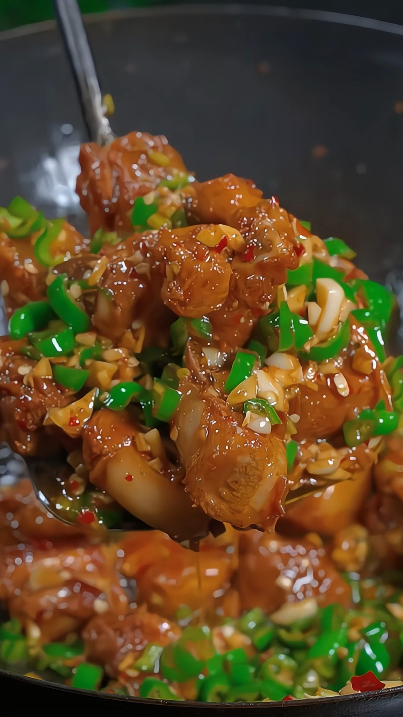 以后排骨买回家你就试试这个青椒炒排骨的做法，干香入味