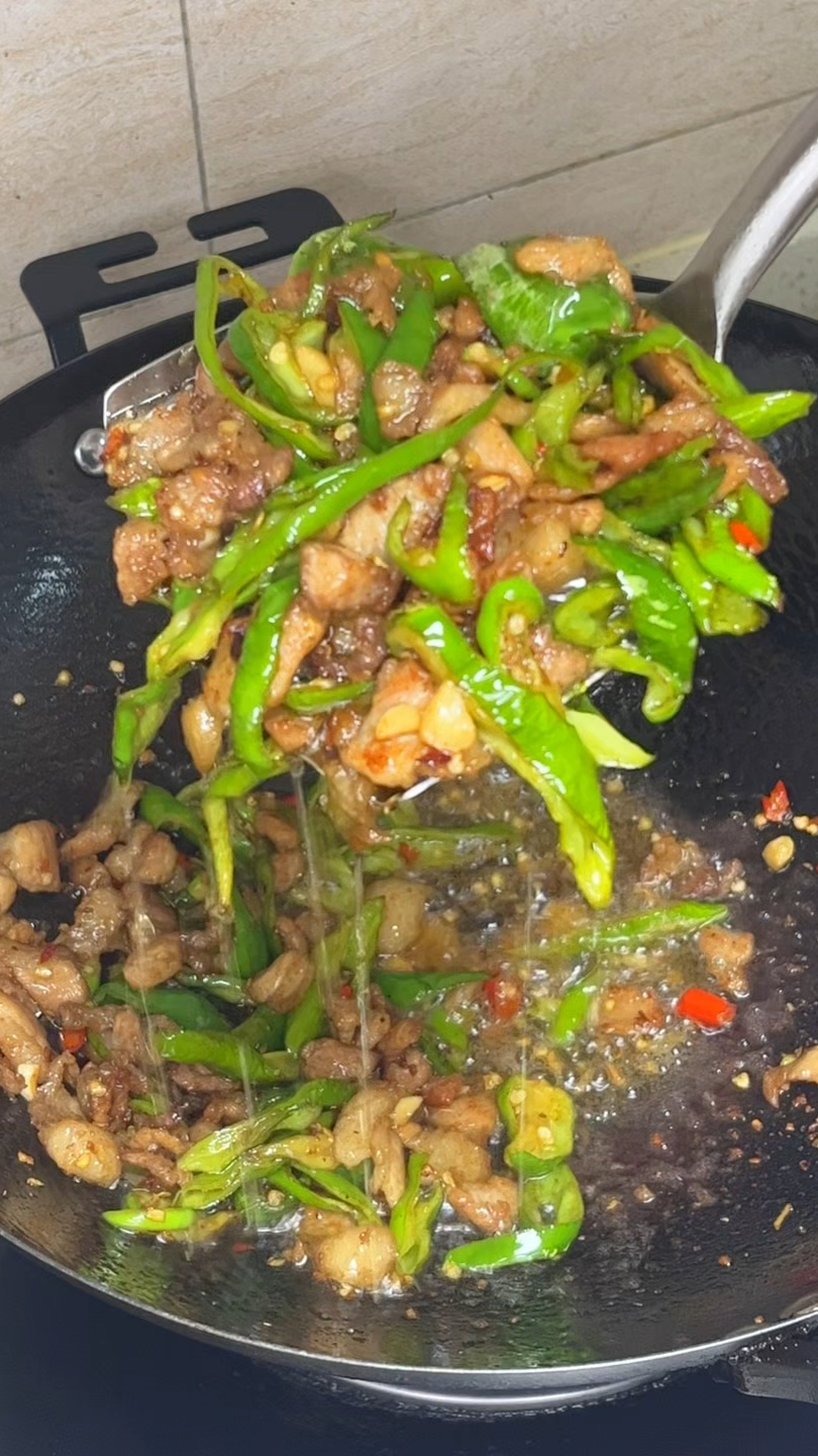 人人都会的一道拿手菜!#辣椒炒肉 #樟树港辣椒