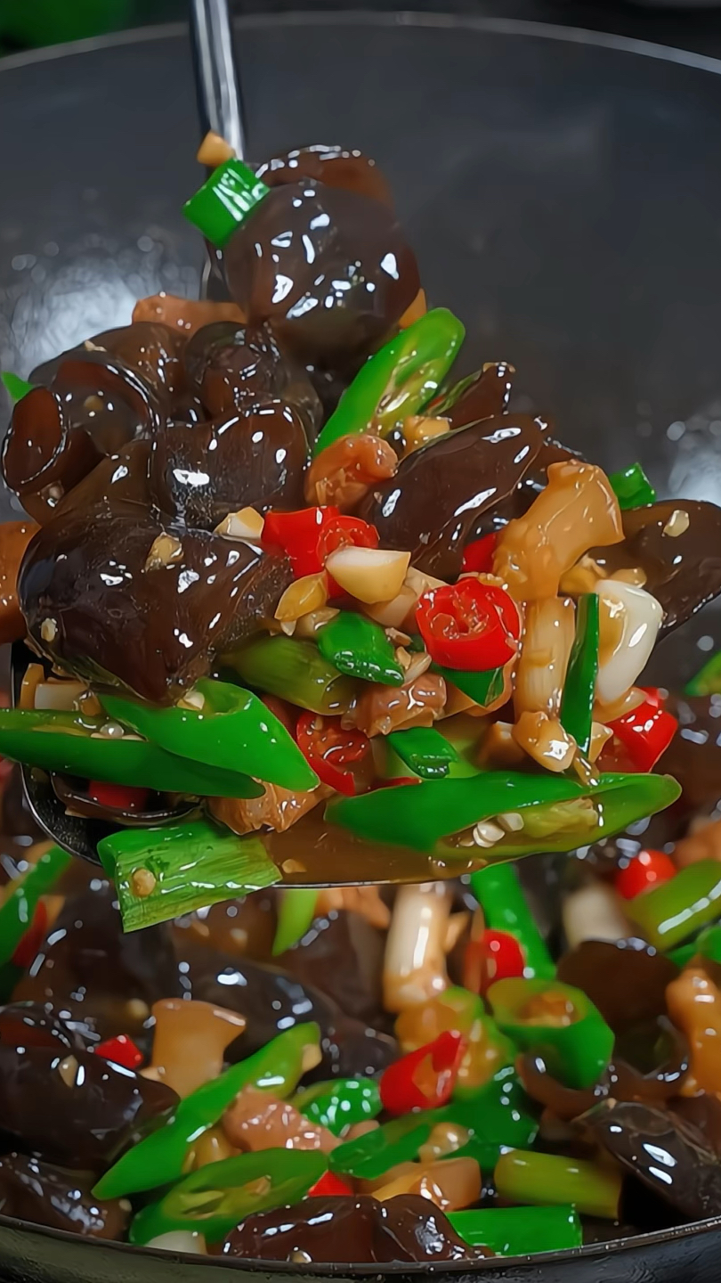 做法超简单的木耳炒肉,肉质厚实,又香又下饭#木耳