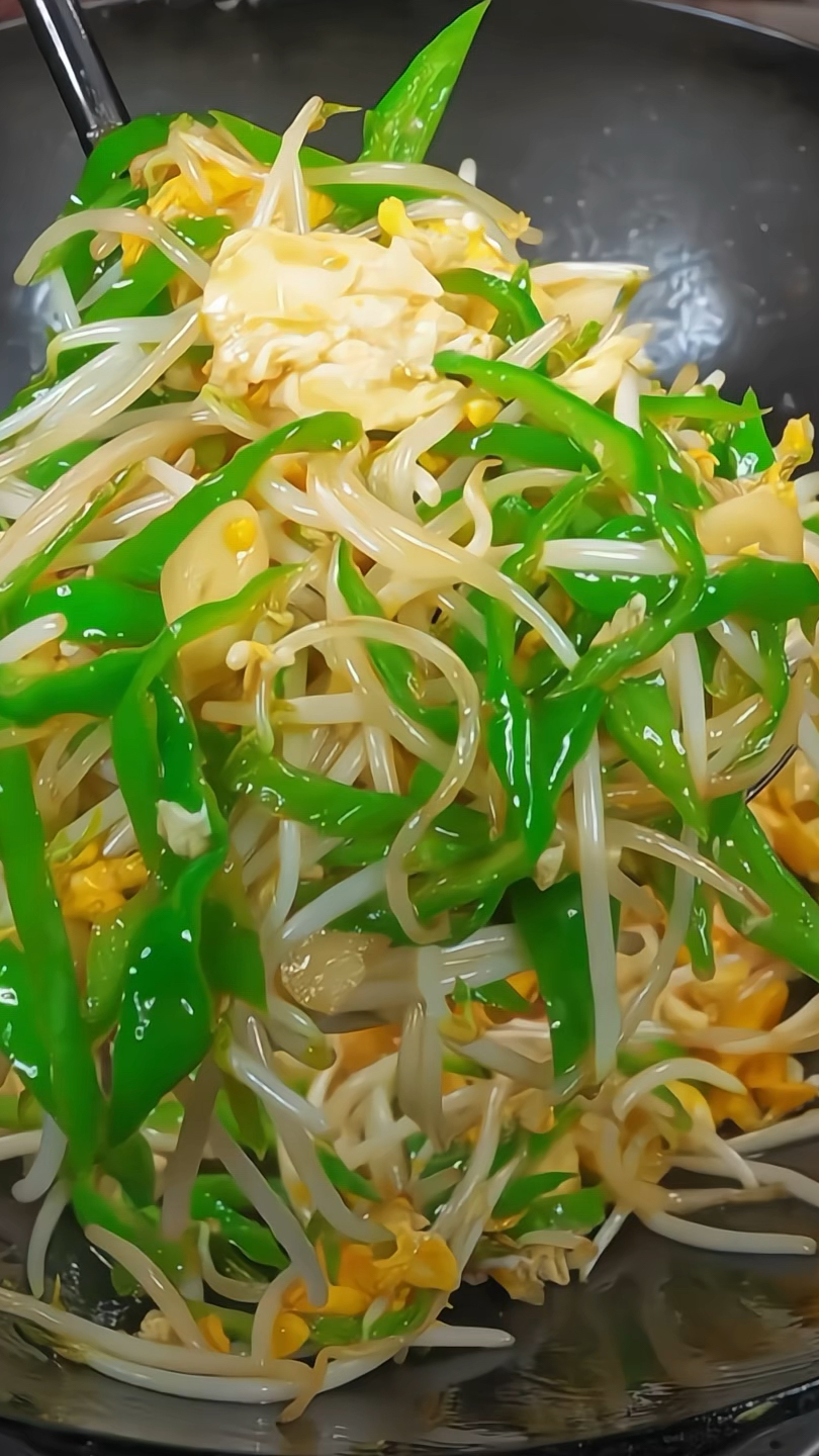 简单又好吃的青椒鸡蛋炒豆芽,我家大人小孩都喜欢!#家常菜