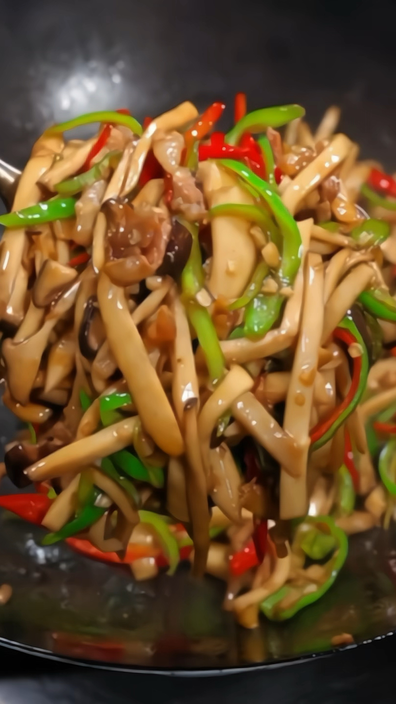 不知道吃什么菜的朋友可以试试这个杏鲍菇炒五花肉,鲜香好吃