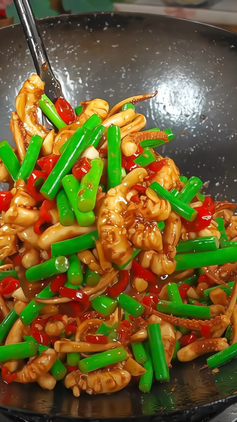 好吃到舔手指的孜然鱿鱼炒蒜苔，又香又下饭！#家常菜
