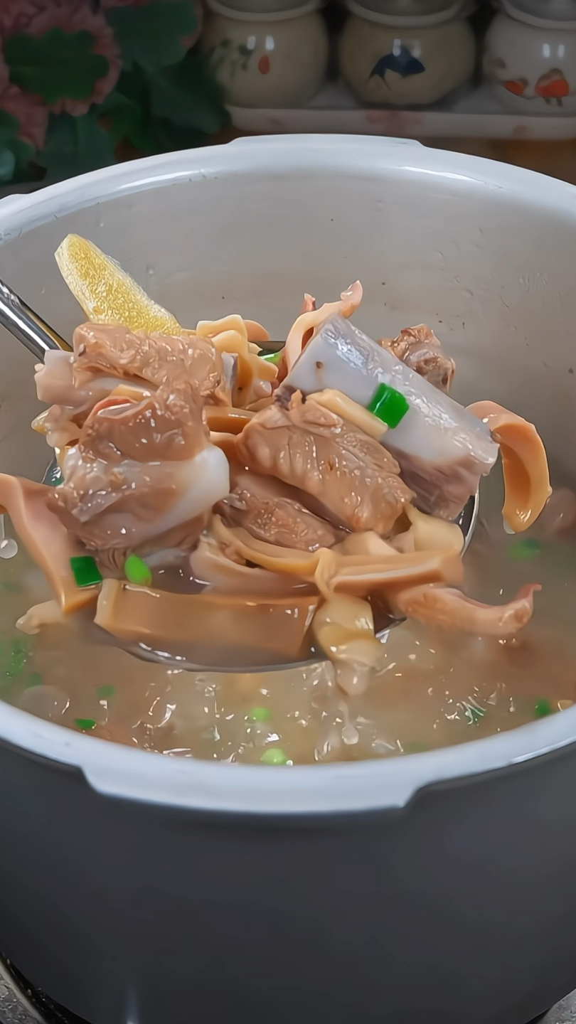我们全家都喜欢这道墨鱼排骨汤,里面的墨鱼真的特别的鲜!