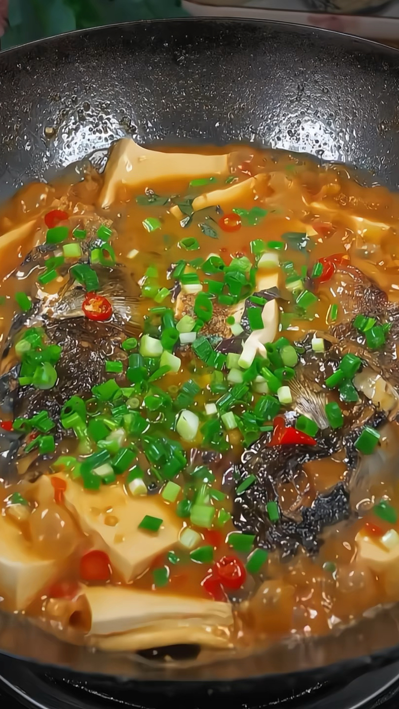 我家都喜欢的鱼头焖豆腐,鱼里面豆腐非常的入味!#家常菜