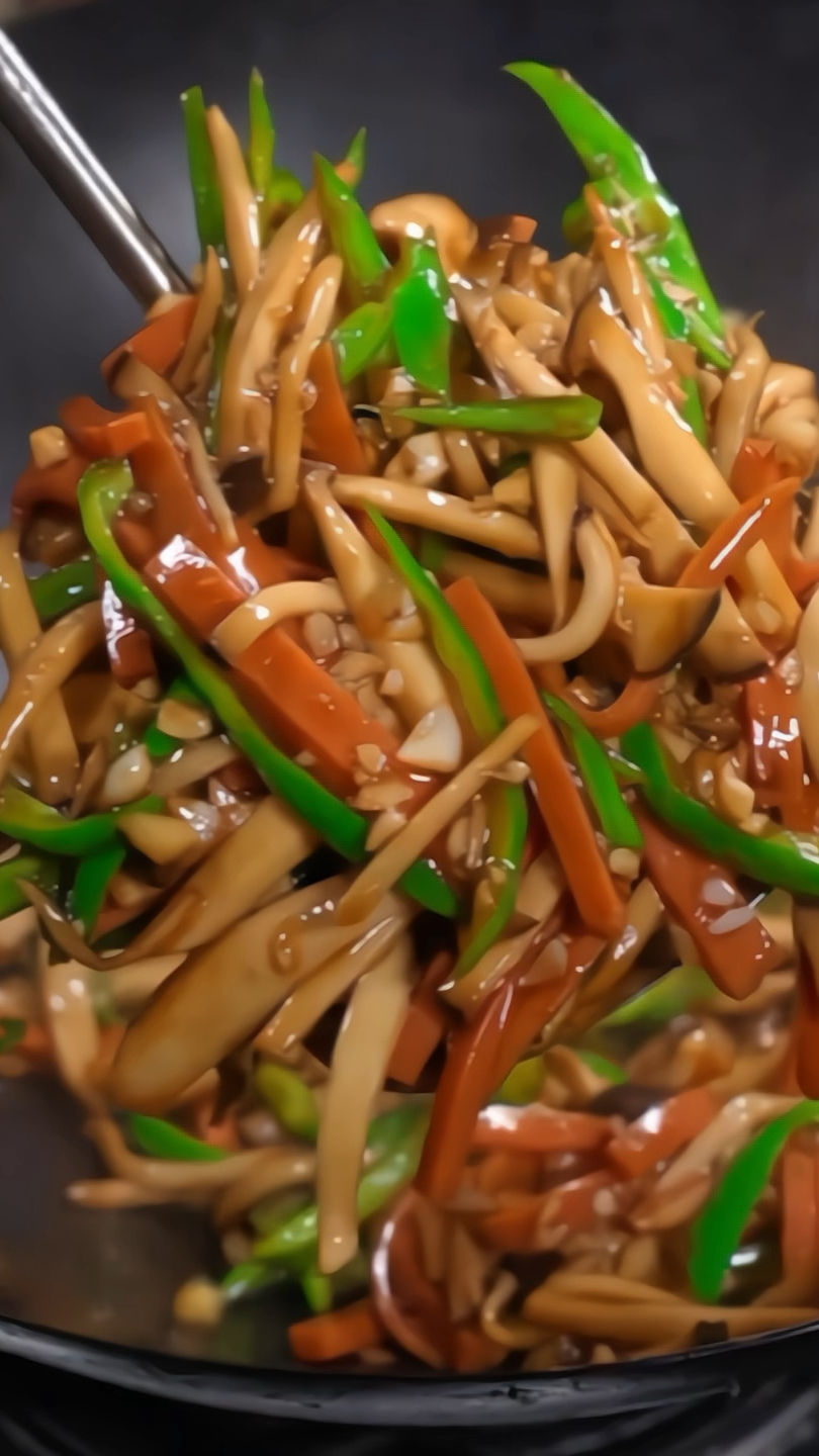 买回来的杏鲍菇～放点青椒火腿这样炒出来怎么吃都吃不腻