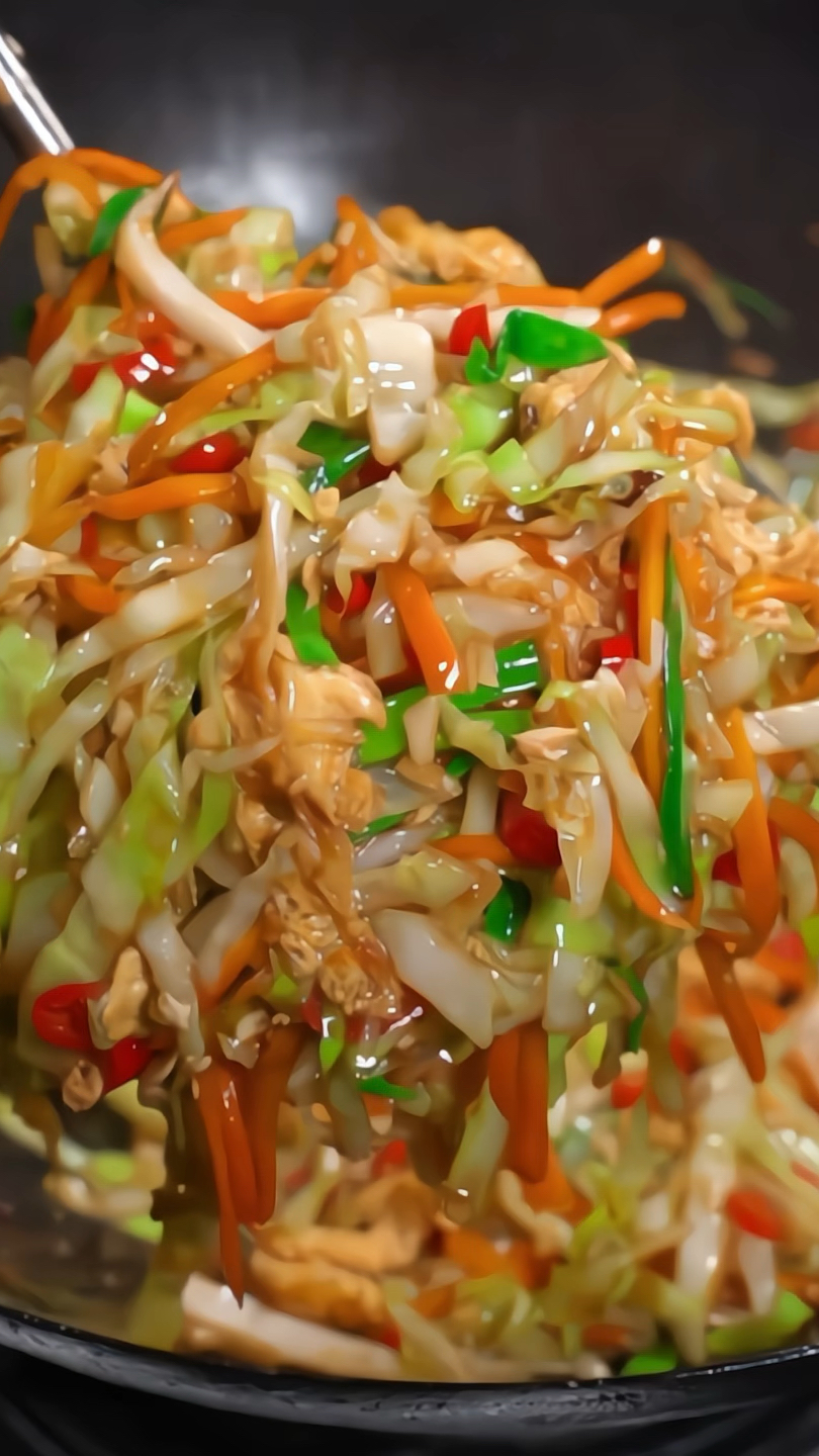 这个包菜丝炒鸡蛋是我家经常吃的菜～小朋友过不了几天就点名要吃