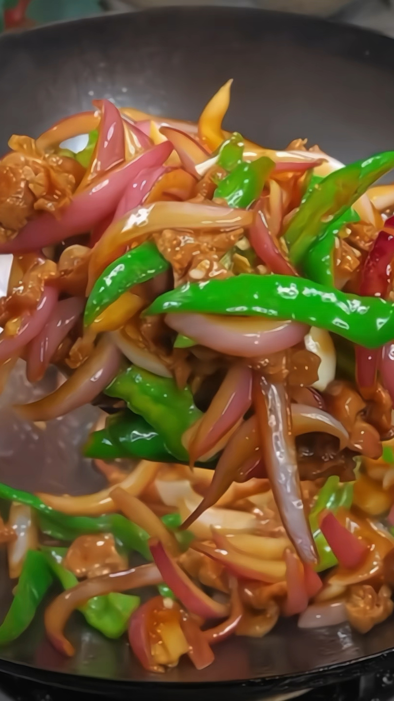 今天的青椒洋葱炒肉,又香又下饭,做法也简单!#家常菜