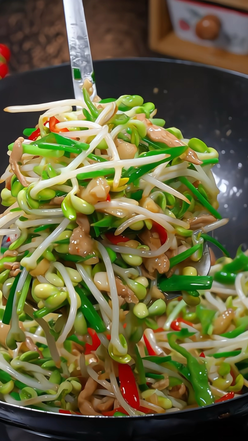 豆芽炒肉是一道非常简单又好吃的家常菜,香辣脆爽太下饭了
